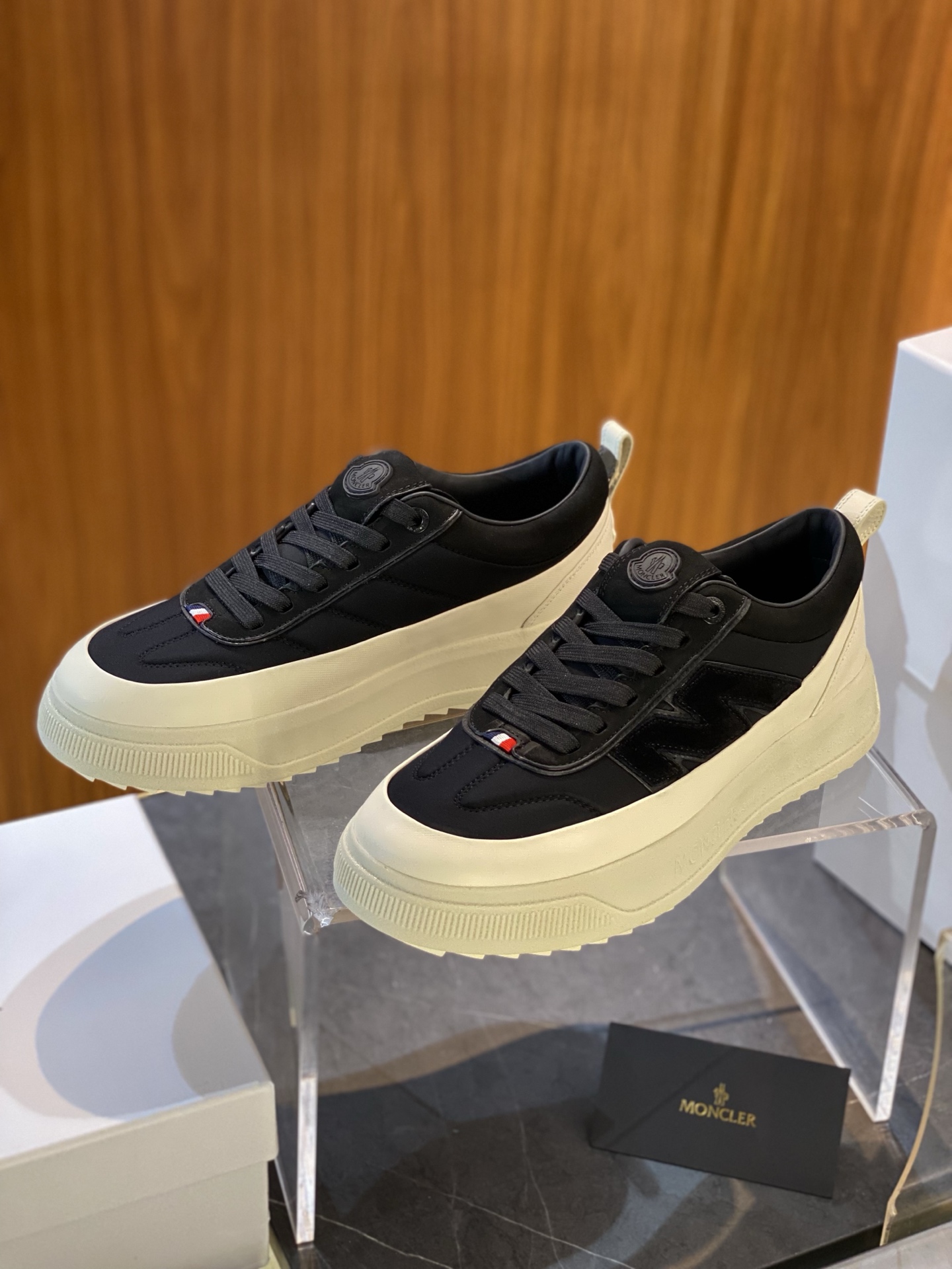 NO:352402,Moncler masked Altive matte and suede sneakers size; 39~45 (customized by 38.46.47) Moncler Altive Men's sneakers are made of matte and suede, which are high-end shoes for urban sports shoes., Moncler,sneakers19860909Moncler蒙口 Altive磨砂和绒面革运动鞋 size；39~45 (38.46.47定制) Moncler Altive 男士运动鞋由磨砂和绒面革制成,是城市运动鞋的高级鞋.,,Moncler,sneakers,Men's shoes