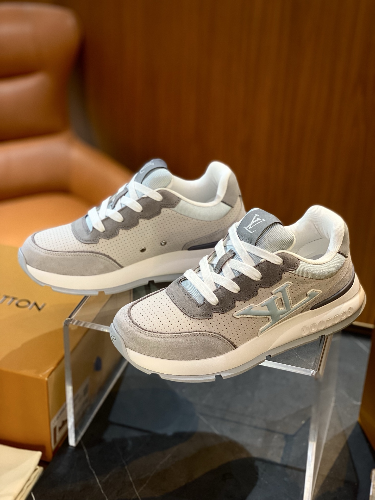 NO:575081,L's CLASSIC sneakers size; 39~44 (customized 38.45.46) This Classic sneaker is made of smooth cowhide, with fine perforations to highlight the elegant design. The large L letter pops up on one side, the Louis Vuitton logo is embossed on the rear leather, and the lightweight rubber outsole completes the whole.,,louis vuitton,louis vuitton,sneakers,cowhide19860909L家CLASSIC 运动鞋 size；39~44 (定制38.45.46) 本款 Classic运动鞋取材光滑牛皮,以细密穿孔彰显考究设计. 大号 L字母跃现一侧,后部皮压印路易威登标识,轻盈橡胶外底完善整体.,,louis vuitton,louis vuitton,sneakers,cowhide,Men's shoes