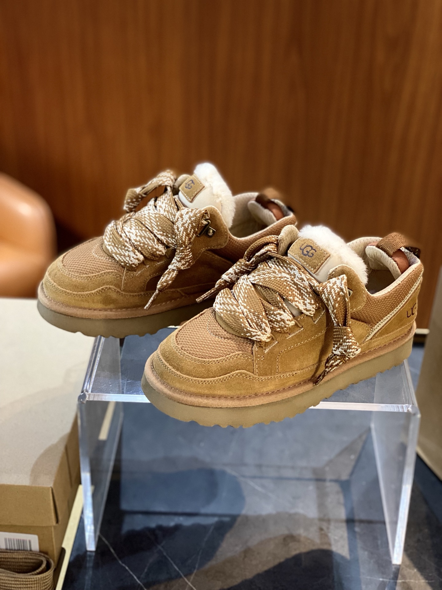 NO:639633,UGG Mel casual shoes for men and women size 35~44 In the field of fashion, there are always some classic items that can last forever. UGG Mel casual shoes are one of them. It is not just a pair of shoes, but a perfect combination of fashion attitude and comfortable experience.19860909UGG 梅尔男女休闲鞋 size35~44 在时尚的领域中,总有一些经典的单品能够经久不衰,UGG 梅尔休闲鞋便是其中之一它不仅仅是一双鞋,更是一种时尚态度与舒适体验的完美结合.,,Men's shoes