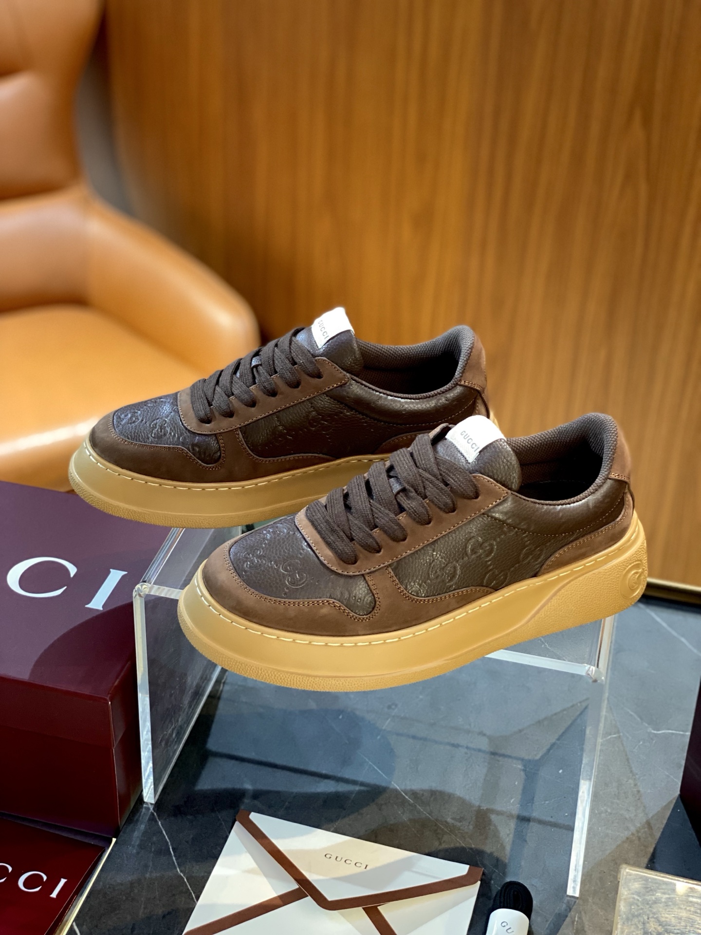 NO:575087,GUC* men's biscuit shoes size 39~45 2025 autumn and winter series, this sports shoe adopts a thick-soled structure and cleverly uses the three elements of silhouette design, color matching and material to highlight the retro style. This shoe is made of cow leather with webbing details, and the rubber sole design adds to the exquisite charm.,,gucci,sneakers,cowhide19860909GUC* 男士饼干鞋 size39~45 2025秋冬系列,这款运动鞋采用厚底结构,巧妙运用廓形设计、配色和材质三重元素,彰显复古风范.这款鞋履选用牛皮革搭配织带细节,配以橡胶鞋底设计更添精致魅力.,,gucci,sneakers,cowhide,Men's shoes