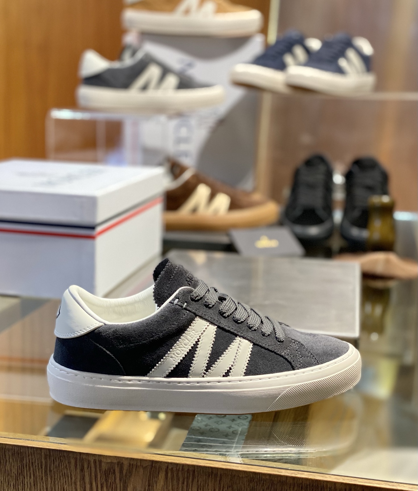Moncler男 Style Leather Men's Shoes Lookbook Reference image 1