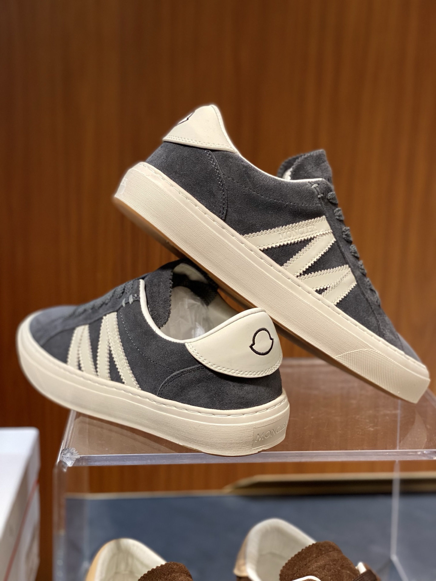 Moncler男 Style Leather Men's Shoes Lookbook Reference image 2