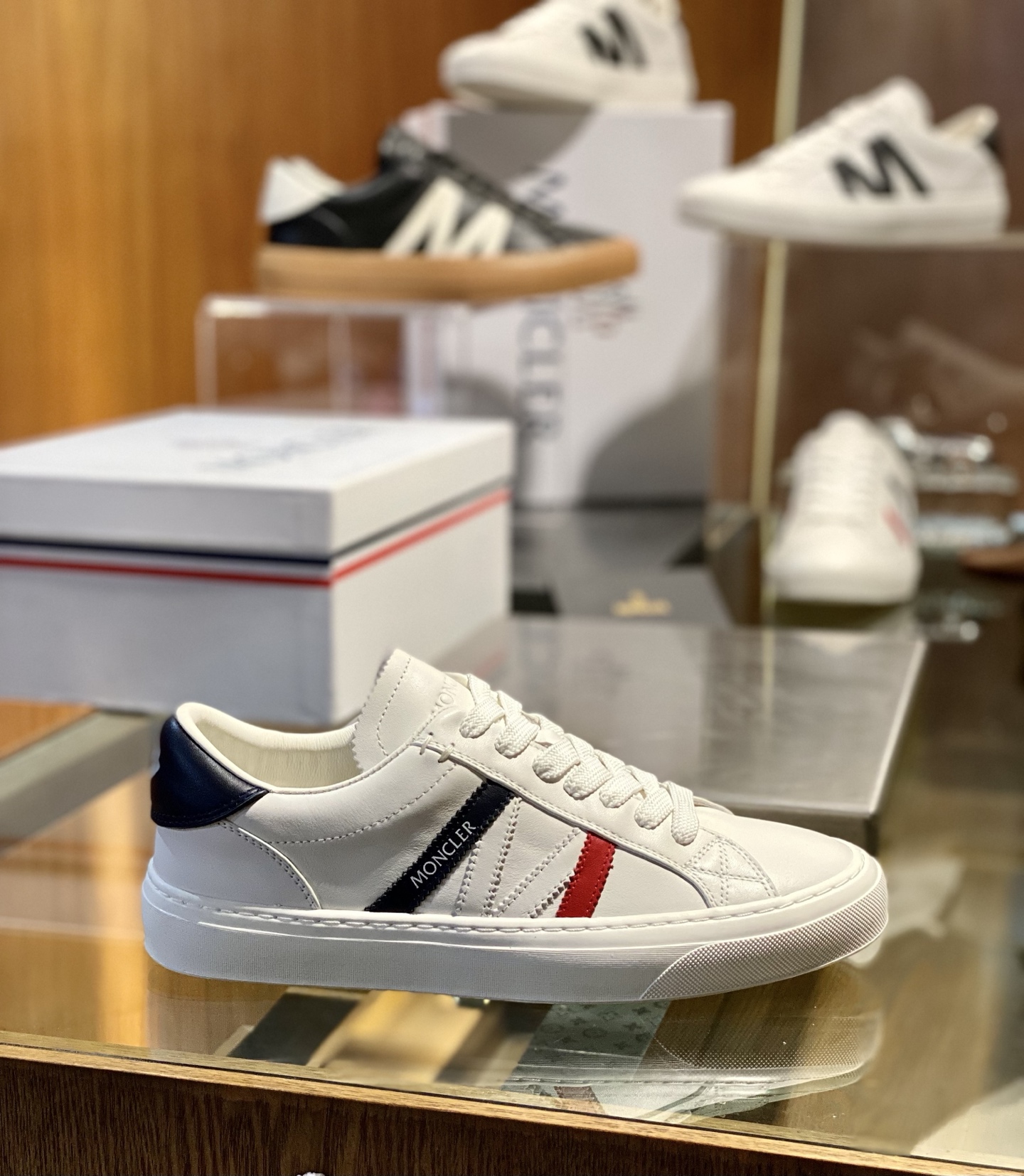 NO:664446,MONCLER masked Pacey men's sneakers, original cowhide size; 39~44 (45 customized) Pacey cowhide sneakers are a single item in the men's series, highlighting fashion aesthetics and retro style.,,Moncler,sneakers,cowhide19860909MONCLER蒙口Pacey男士运动鞋 原生态牛皮 size；39~44 (45定制) Pacey牛皮运动鞋是男士系列的单品,彰显时尚美学和复古风格.,,Moncler,sneakers,cowhide,Men's shoes