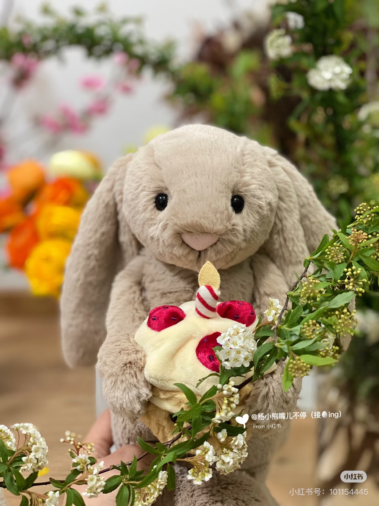 NO:809614,Jellycat hugs the cake bunny, super cute and comfortable, the new product is a beautiful one!  !  , Jellycat doll trendy department store19860909Jellycat抱蛋糕兔,超级可爱舒服,新品美美拿下！！,Jellycat公仔潮品百货,accessory