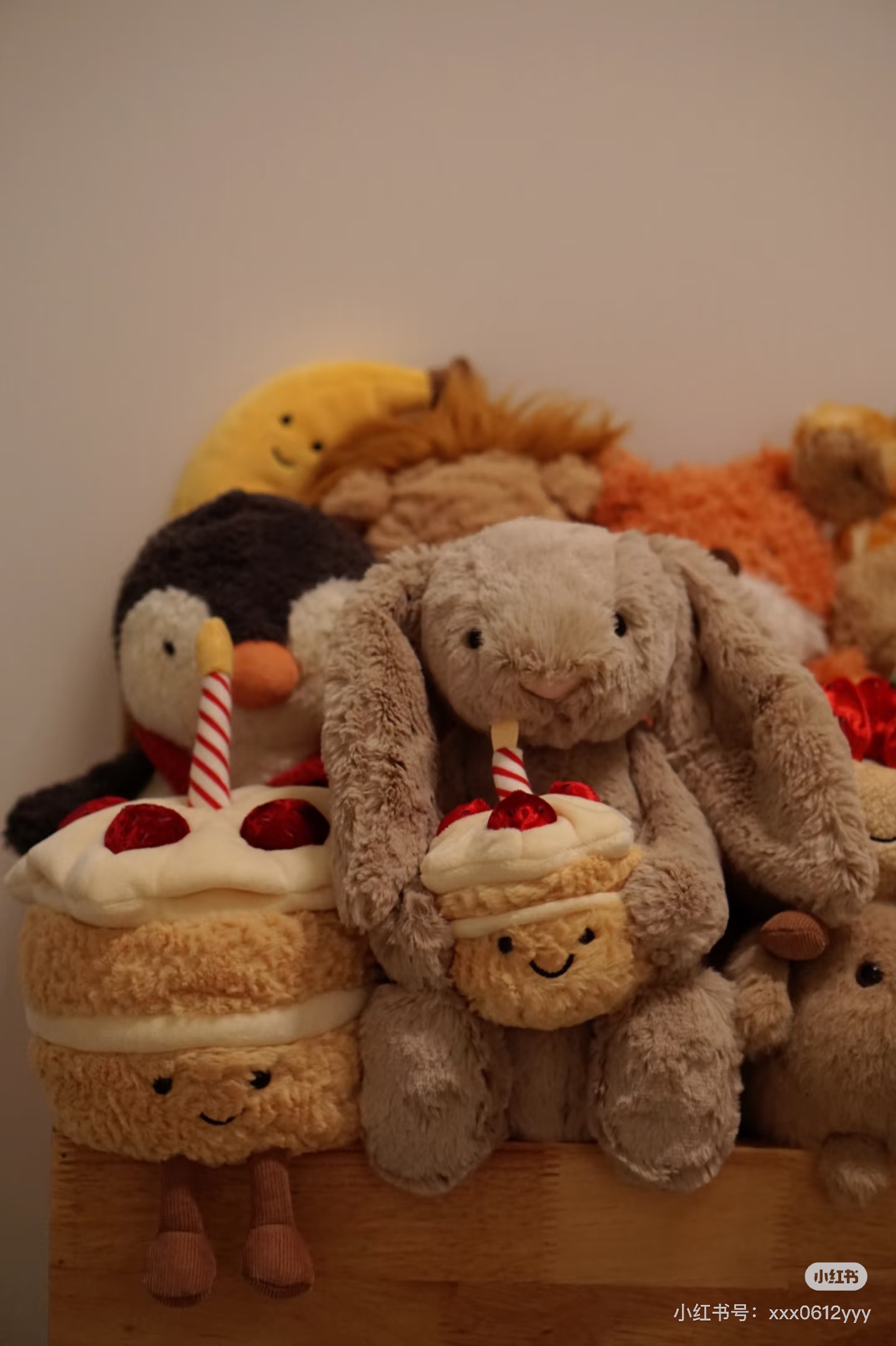 NO:809611,Jellycat Cake Rabbit, the more I look at it, the more I like it. It’s not a loss if you invest in it. Again, the best way to dispel the charm is to own it. Jellycat Doll Trendy Department Store19860909jellycat蛋糕兔,上头越看越喜欢甜甜嘟,入股不亏,还是那句话,祛魅的最好办法就是拥有,Jellycat公仔潮品百货,accessory