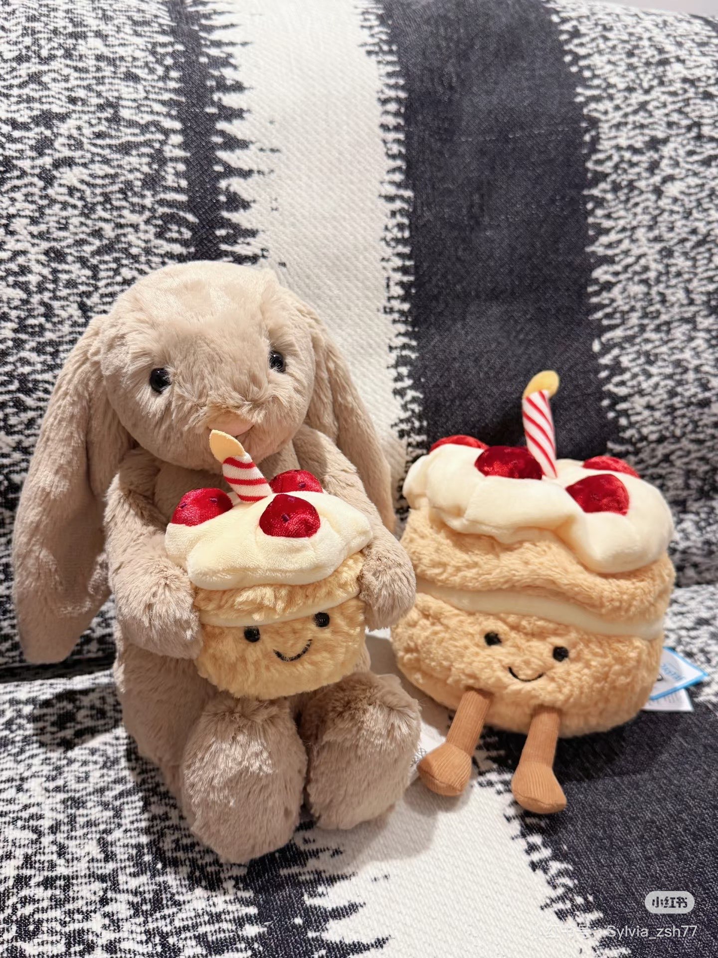 NO:809595,Bring home jellycat, the cake-holding rabbit, and let this cake-holding guardian rabbit turn ordinary days into fairy tales. It is said that those who own it will always be blessed by luck!  !  , Jellycat doll trendy department store19860909快把jellycat抱蛋糕兔带回家,让这只捧蛋糕的守护兔把平凡日子变成童话片段,听说拥有它的人会一直被幸运眷顾哦！！,Jellycat公仔潮品百货,accessory