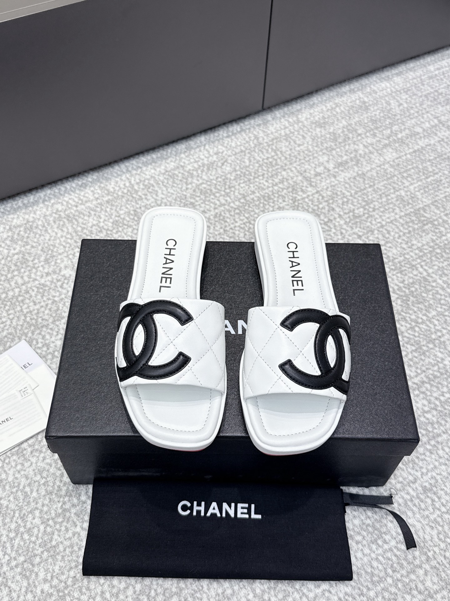 NO:494998,Purchase grade CHANE' Xiaoxiang 25s latest Kangpeng slippers are fashionable and new, completely original one-to-one replica, super positive style, latest fashionable design, single shoes that are popular all over the Internet, cool and fashionable, unique design is the most eye-catching, and the legs are also very good to modify, and the upper material is made of original one-to-be-custom sheepskin bow lace fabric! Inner material is sheepskin leather sole! Size 35-40 40 41 Customized, a full set of counter synchronous gift box packaging!, slippers, chanel, slippers, sheepskin, Leather soles19860909代购级 CHANE' 小香25s 最新康鹏拖鞋洋气上新 完全原版一比一复刻打造 版型超级正 最新时尚的设计 火遍全网的单鞋,上脚又酷又时髦 独特设计最为抢眼吸晴 上脚还很好的修饰腿型显瘦 鞋面材质采用原版一比一定制羊皮蝴蝶结蕾丝面料！内里材质羊皮 真皮大底！ 尺码35-40 40 41定制 全套专柜同步礼盒包装！,拖鞋,chanel,slippers,sheepskin,Leather soles,Women's Shoes