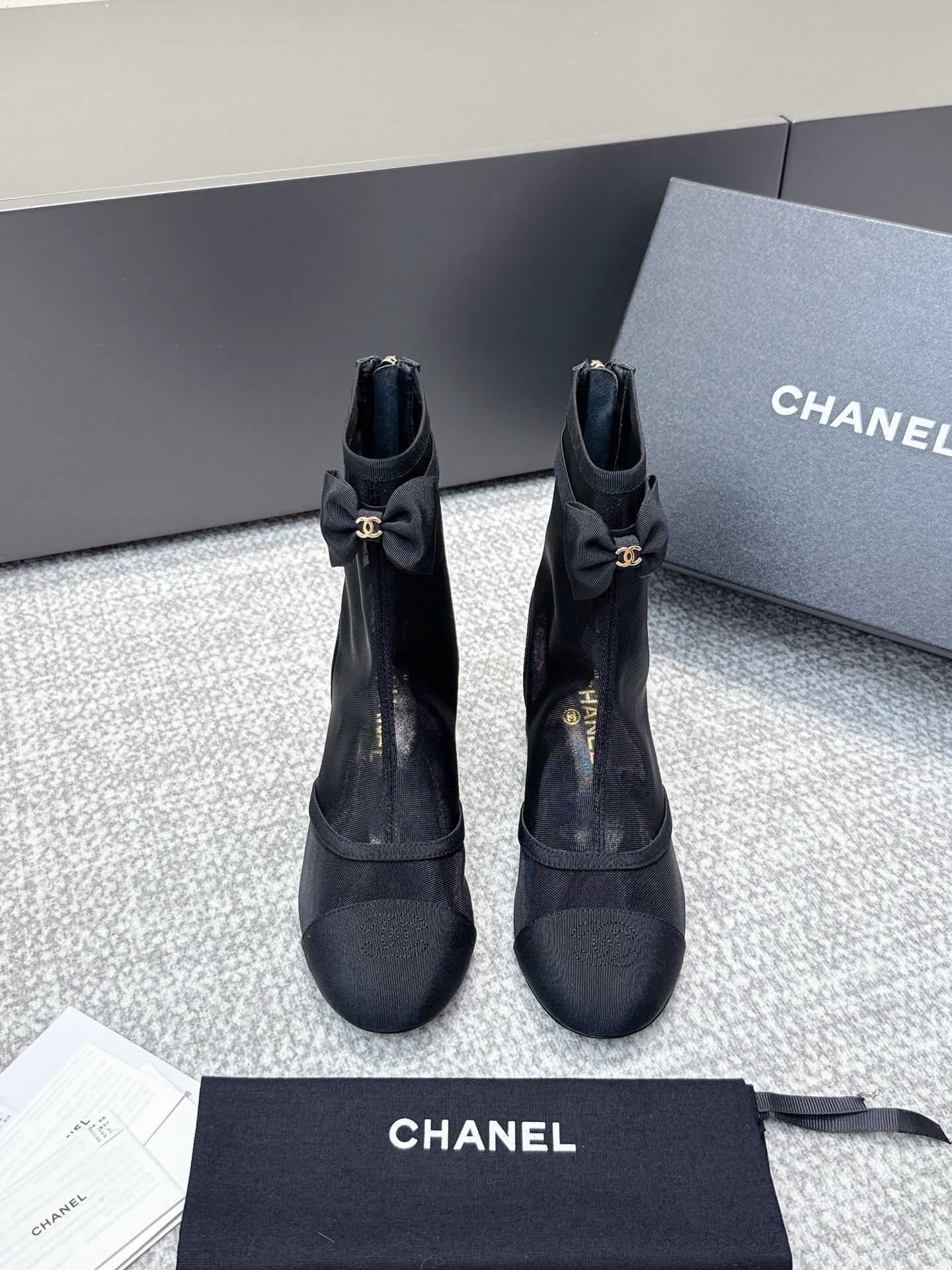 NO:480374,Purchase grade CHANE' Xiaoxiang 25s latest net boots are fashionable and new, completely original one-to-one replica, super positive style, latest fashionable design, single shoes that are popular all over the Internet, cool and fashionable, unique design is the most eye-catching, and the legs are also very good to modify, and the upper material is made of original one-to-be-custom sheepskin bow lace fabric! Inner material is sheepskin leather sole! Size 35-40 40 41 Customized, a full set of counter synchronous gift box packaging!, boots, chanel, boots, sheepskin, Leather soles19860909代购级 CHANE' 小香25s 最新网靴洋气上新 完全原版一比一复刻打造 版型超级正 最新时尚的设计 火遍全网的单鞋,上脚又酷又时髦 独特设计最为抢眼吸晴 上脚还很好的修饰腿型显瘦 鞋面材质采用原版一比一定制羊皮蝴蝶结蕾丝面料！内里材质羊皮 真皮大底！ 尺码35-40 40 41定制 全套专柜同步礼盒包装！,靴子,chanel,boots,sheepskin,Leather soles,Women's Shoes