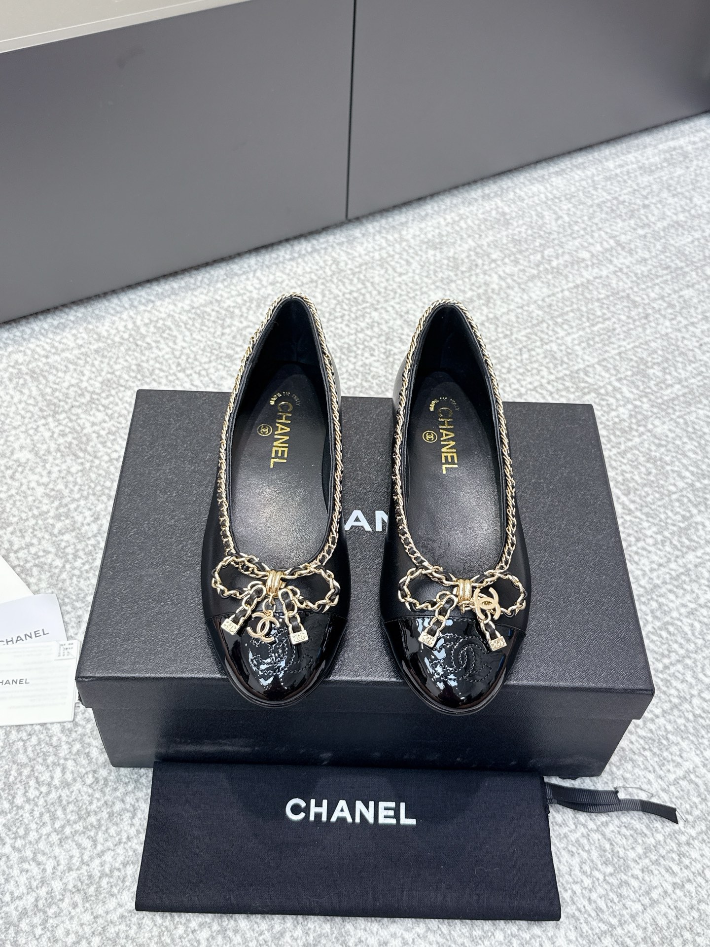 NO:480380,Purchase grade CHANE' Xiaoxiang 25s The latest pearl Mary Zhen shoes are new, completely original one-to-one replica, super positive style, latest fashionable design, single shoes that are popular all over the Internet, the feet are cool and fashionable, the unique design is the most eye-catching, the legs are also very good to modify, the upper material is made of original one-to-custom sheepskin, inner material is sheepskin, genuine leather soles! Size 35-40 40 41 Customized, a full set of counter synchronous gift box packaging!, Mary Zhen, chanel, mary jane, sheepskin, Leather soles19860909代购级 CHANE' 小香25s 最新珍珠玛丽珍鞋上新 完全原版一比一复刻打造 版型超级正 最新时尚的设计 火遍全网的单鞋,上脚又酷又时髦 独特设计最为抢眼吸晴 上脚还很好的修饰腿型显瘦 鞋面材质采用原版一比一定制羊皮 内里材质羊皮 真皮大底！ 尺码35-40 40 41定制 全套专柜同步礼盒包装！,玛丽珍,chanel,mary jane,sheepskin,Leather soles,Women's Shoes