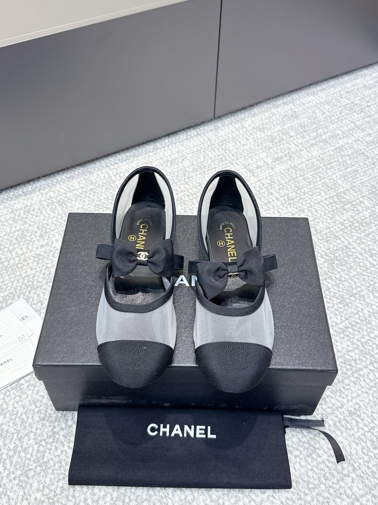 NO:480369,Purchase grade CHANE' Xiaoxiang 25s The latest mesh bow Mary Zhen is fashionable and new, completely original one-to-one replica, super positive style, latest fashionable design, single shoes that are popular all over the Internet, the feet are cool and fashionable, the unique design is the most eye-catching, and the legs are also very good to modify the legs to make you look slim. The upper material is made of original one-to-be-custom sheepskin bow lace fabric! The inner material is sheepskin leather soles! Size 35-40 40 41 Customized, a full set of counter synchronous gift box packaging!, Mary Zhen, chanel, mary jane, sheepskin, Leather soles19860909代购级 CHANE' 小香25s 最新网面蝴蝶结玛丽珍洋气上新 完全原版一比一复刻打造 版型超级正 最新时尚的设计 火遍全网的单鞋,上脚又酷又时髦 独特设计最为抢眼吸晴 上脚还很好的修饰腿型显瘦 鞋面材质采用原版一比一定制羊皮蝴蝶结蕾丝面料！内里材质羊皮 真皮大底！ 尺码35-40 40 41定制 全套专柜同步礼盒包装！,玛丽珍,chanel,mary jane,sheepskin,Leather soles,Women's Shoes