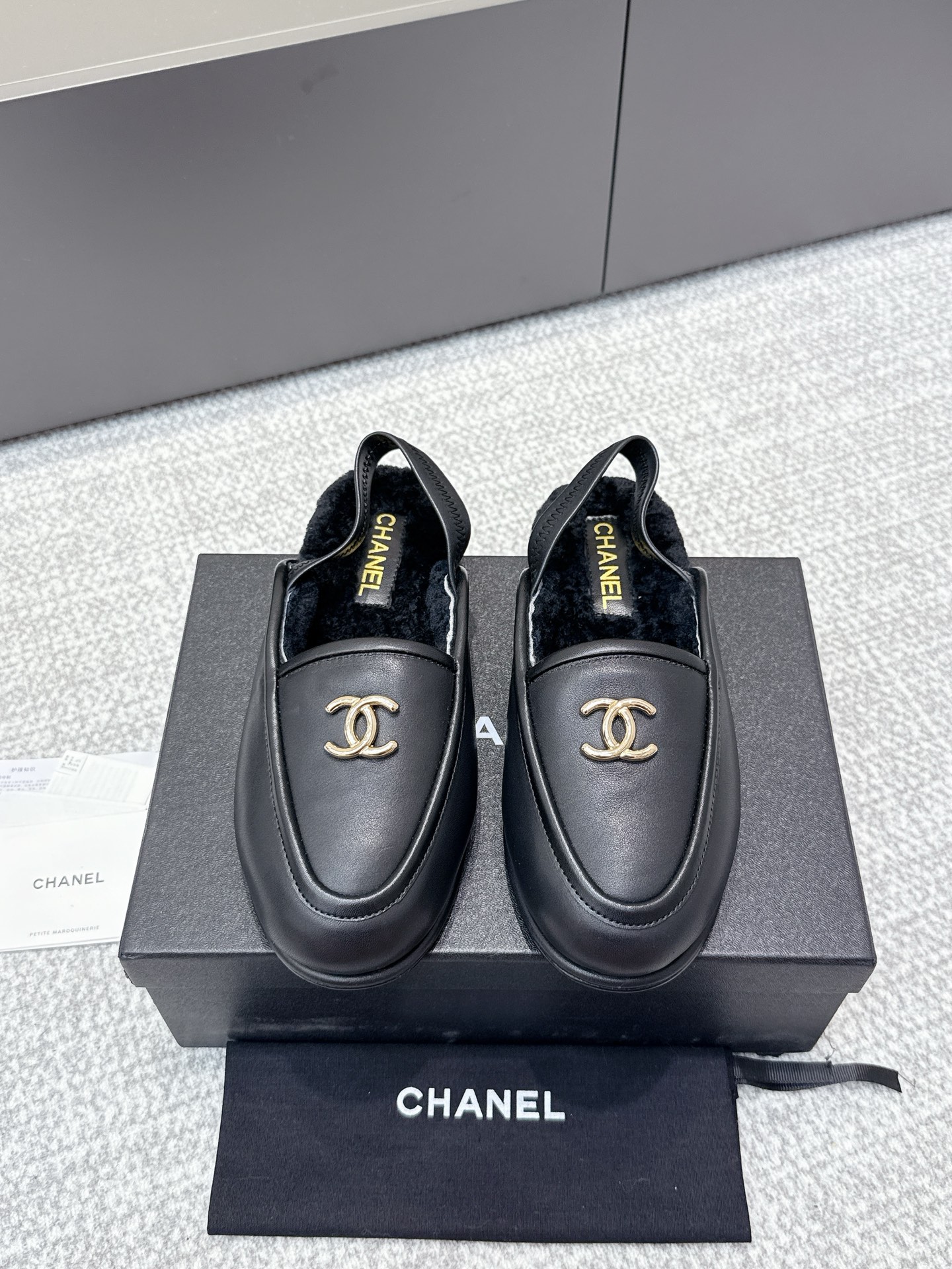 NO:495005,Purchasing grade CHANEL Chanel autumn and winter new style bag-toe shoes. At first glance, they were planted and dressed freely according to the weather changes!  Put on socks and make you cute single shoes in spring and summer!  The magic princess is suitable for all feet, slim and versatile~ The classic style combination creates a strong sense of high-endness. The feet are very delicate and playful. The upper is timbered, inner sheepskin, outsole, leather outsole Size35-41 (customized by 40 41), loafers, chanel, chanel, loafers, sheepskin, Leather soles19860909代购级 CHANEL 香奈儿秋冬新款包头鞋 第一眼看上就被种草了根据天气变化自由穿搭！套上袜套春夏秒变可爱单鞋！秒变魔法公主适合一切脚型,显瘦百搭～经典版型搭配组合营造出了很强烈的高级感 上脚非常精致 俏皮 鞋面胎牛绒 内里羊皮 大底真皮大底 Size35-41（40 41定制）,乐福鞋,chanel,chanel,loafers,sheepskin,Leather soles,Women's Shoes