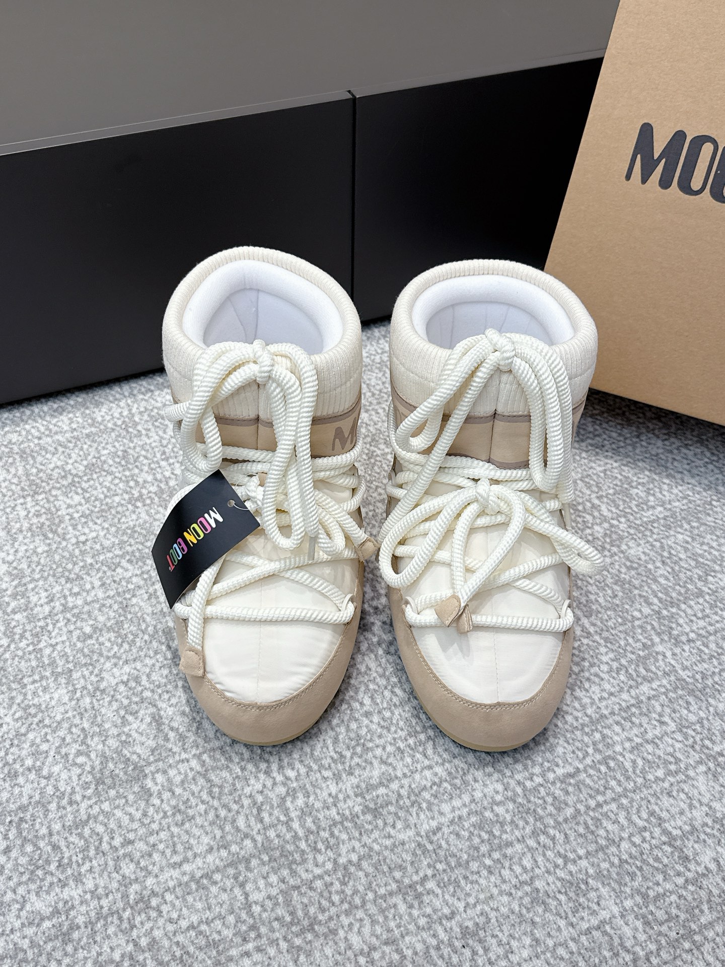 NO:495283,Purchase grade Moon Boot 2025 latest vs. autumn and winter latest snow boot series... [Ugly cute fur snow boots] Forget UGG, fashionable people are wearing Moon Boot snow boots If you can't accept UGG's revival, now there is a more alternative snow boot that has been back. The inner height is 4 cm. That is Moon Boot Moon Boot was very popular in the millennium. Back then, celebrities such as paris hilton and victoria beckham often wore it. Now the Y2K trend is popular again. The same QQ show outfit of Piyou. The ugly cute snow boots that were shown by tens of thousands of people have turned red again. It is neither distinguished between men and women. Looking at the giant giant, it looks slim and warm and easy to wear. Fabric: 70 wool knitted 30 cotton moon. Inner: silk cotton inner liner. Foot pad: silk cotton inner liner. Outsole: thermoplastic rubber  Bottom thickness: 4cm Number of codes: 35-40 (41.42.43 customization without return) Packaging: original full set of packaging Color: official website synchronous update, snow boots, boots19860909代购级  Moon Boot2025最新vs秋冬最新款雪地靴系列……【丑萌毛毛雪地靴】 忘了UGG吧,时髦人都在穿Moon Boot雪地靴 如果你难以接受UGG的复兴 那现在有一款更另类的雪地靴又杀回来了 内增高4 cm 那就是Moon Boot月亮靴 在千禧年就已经非常火了 当年paris hilton、victoria beckham 等名人经常穿它,如今Y2K风潮再次流行 痞幼同款QQ秀穿搭 万人大秀的丑萌雪地靴重新翻红 不分男女不分左右 看着巨无霸巨显瘦还暖和好穿 面料: 70织毛30棉纶 内里: 丝绵内胆 垫脚: 丝绵内胆 大底: 热塑性橡胶 底厚:4cm 码数:35-40（41.42.43定制不退换） 包装:原版全套包装 颜色:官网同步更新,雪地靴,boots,Women's Shoes