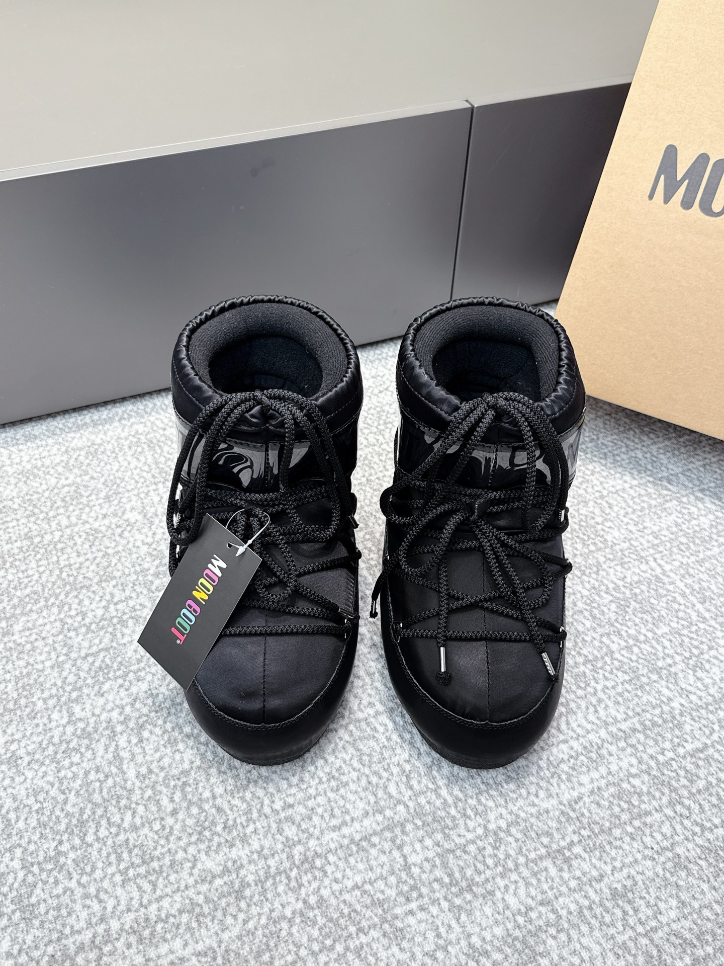 NO:495289,Purchase grade Moon Boot 2025 latest vs. autumn and winter latest snow boot series... [Ugly cute fur snow boots] Forget UGG, fashionable people are wearing Moon Boot snow boots If you can't accept UGG's revival, then there is a more alternative snow boot that has been back. The inner height is 4 cm. That is Moon Boot Moon Boot was very popular in the millennium. Back then, celebrities such as paris hilton and victoria beckham often wore it. Now the Y2K trend is popular again. The same QQ show outfit of Piyou. The ugly cute snow boots that were shown by tens of thousands of people have turned red again. It is neither distinguished between men and women. Looking at the giant giant, it looks slim and warm and easy to wear. Fabric: 70 wool knitting 30 cotton moon. Inner: silk cotton inner liner. Foot pad: silk cotton inner liner. Outsole: thermoplastic rubber  Bottom thickness: 4cm Number of codes: 35-40 (41.42.43 customization without return) Packaging: original full set of packaging Color: official website synchronous update, snow boots, boots19860909代购级 Moon Boot2025最新vs秋冬最新款雪地靴系列……【丑萌毛毛雪地靴】 忘了UGG吧,时髦人都在穿Moon Boot雪地靴 如果你难以接受UGG的复兴 那现在有一款更另类的雪地靴又杀回来了 内增高4 cm 那就是Moon Boot月亮靴 在千禧年就已经非常火了 当年paris hilton、victoria beckham 等名人经常穿它,如今Y2K风潮再次流行 痞幼同款QQ秀穿搭 万人大秀的丑萌雪地靴重新翻红 不分男女不分左右 看着巨无霸巨显瘦还暖和好穿 面料: 70织毛30棉纶 内里: 丝绵内胆 垫脚: 丝绵内胆 大底: 热塑性橡胶 底厚:4cm 码数:35-40（41.42.43定制不退换） 包装:原版全套包装 颜色:官网同步更新,雪地靴,boots,Women's Shoes