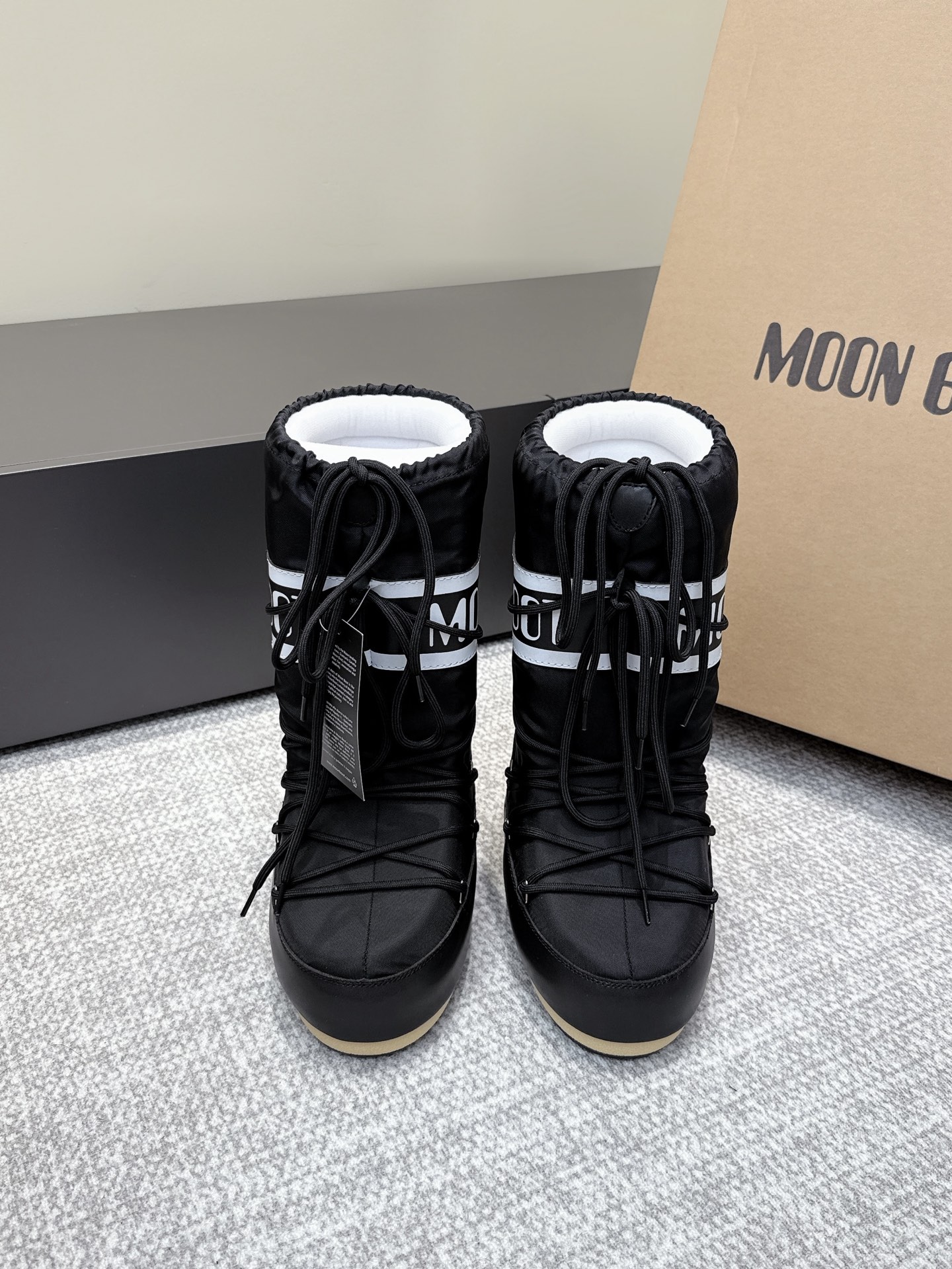 NO:488922,Purchase grade Moon Boot 2025 latest vs. autumn and winter latest snow boot series... [Ugly cute fur snow boots] Forget UGG, fashionable people are wearing Moon Boot snow boots If you can't accept UGG's revival, now there is a more alternative snow boot that has been back. The inner height is 4 cm. That is Moon Boot Moon Boot was very popular in the millennium. Back then, celebrities such as paris hilton and victoria beckham often wore it. Now the Y2K trend is popular again. The same QQ show outfit of Piyou. The ugly cute snow boots that were shown by tens of thousands of people have turned red again. It is neither distinguished between men and women. Looking at the giant giant, it looks slim and warm and easy to wear. Fabric: 70 wool knitted 30 cotton moon. Inner: silk cotton inner liner. Foot pad: silk cotton inner liner. Outsole: thermoplastic rubber  Bottom thickness: 4cm Number of codes: 35-40 (41.42.43 customization without return) Packaging: original full set of packaging Color: official website synchronous update, snow boots, boots19860909代购级 Moon Boot2025最新vs秋冬最新款雪地靴系列……【丑萌毛毛雪地靴】 忘了UGG吧,时髦人都在穿Moon Boot雪地靴 如果你难以接受UGG的复兴 那现在有一款更另类的雪地靴又杀回来了 内增高4 cm 那就是Moon Boot月亮靴 在千禧年就已经非常火了 当年paris hilton、victoria beckham 等名人经常穿它,如今Y2K风潮再次流行 痞幼同款QQ秀穿搭 万人大秀的丑萌雪地靴重新翻红 不分男女不分左右 看着巨无霸巨显瘦还暖和好穿 面料: 70织毛30棉纶 内里: 丝绵内胆 垫脚: 丝绵内胆 大底: 热塑性橡胶 底厚:4cm 码数:35-40（41.42.43定制不退换） 包装:原版全套包装 颜色:官网同步更新,雪地靴,boots,Women's Shoes