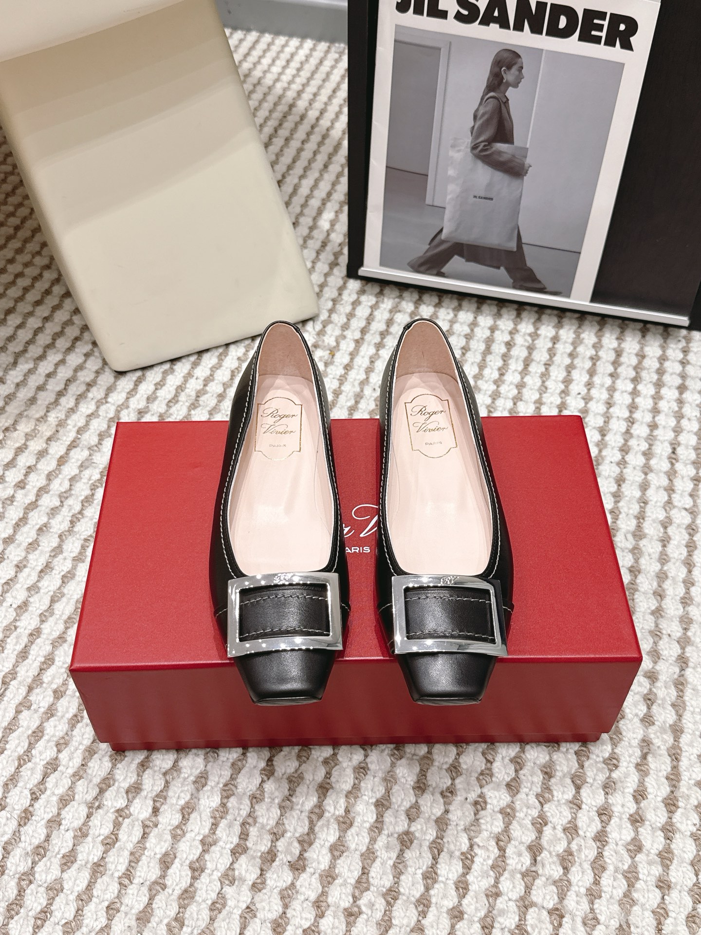 NO:781243,Purchasing agent Roger Vivie* 26 new square buckle flat shoes for early spring. Square buckle flat shoes put French elegance under your feet. The iconic metal square buckle is an instantly recognizable symbol of refinement. The glossy leather has a gentle luster under the light. The round toe cut accommodates the shape of the foot, and the flat design will not tire you for a long time. Nude, creamy white, classic black, suitable for suits, skirts, and dresses. You can switch between being sophisticated in the workplace and gentle in dating with just one pair of shoes. Every step you take is calm and dignified.  There is no need to deliberately show off, but the details tell the taste. It is not only a pair of shoes, but also a gentle connection between you and French life. Upper cowhide, inner sheepskin, leather outsole size 35-39 (34.40.41 size customization is not returnable), single shoes, roger vivier, flats, skirts, business suit, cowhide, sheepskin, Leather soles19860909代购级 Roger Vivie* 26早春新款方扣平底单鞋 方扣平底鞋把法式优雅踩在脚下,标志性金属方扣,是一眼认出的精致符号,亮面皮革在光下泛着温柔光泽.圆头剪裁包容脚型,平底设计走久不累 裸色、奶白、经典黑,适配西装、半裙、连衣裙 职场干练与约会温柔,一双鞋就能切换,每一步都走得从容又显贵. 不用刻意张扬,却在细节里诉说品味,它不只是一双鞋,更是你与法式生活的温柔联结. 鞋面牛皮 内里羊皮 大底真皮大底 size35-39码（34.40.41码定制不退换）,单鞋,roger vivier,flats,skirts,business suit,cowhide,sheepskin,Leather soles,Women's Shoes