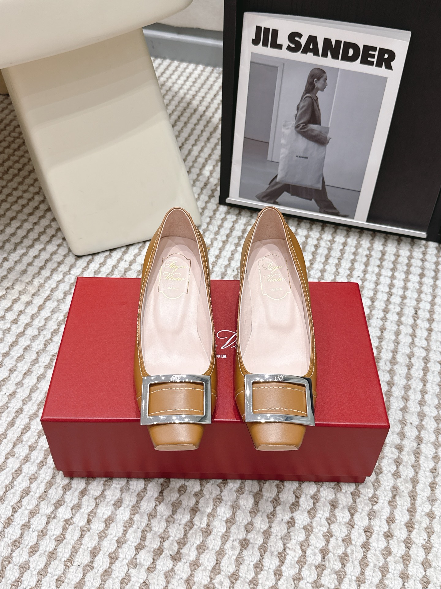 NO:781251,Purchasing agent Roger Vivie* 26 new early spring square buckle mid-heeled shoes. Square buckle flat shoes put French elegance under your feet. The iconic metal square buckle is a symbol of exquisiteness that is instantly recognizable. The glossy leather glows with a gentle luster under the light. The round toe cut accommodates the shape of the foot and the flat design will not tire you for a long time. Nude, creamy white, classic black, suitable for suits, skirts, and dresses. Workplace sophistication and dating gentleness can be switched with a pair of shoes. Every step you take is calm and dignified.  There is no need to deliberately show off, but the details tell the taste. It is not only a pair of shoes, but also a gentle connection between you and French life. Upper cowhide, inner sheepskin, leather outsole size 35-39 (34.40.41 size customization is not returnable), single shoes, roger vivier, flats, skirts, business suit, cowhide, sheepskin, Leather soles19860909代购级 Roger Vivie* 26早春新款方扣中跟单鞋 方扣平底鞋把法式优雅踩在脚下,标志性金属方扣,是一眼认出的精致符号,亮面皮革在光下泛着温柔光泽.圆头剪裁包容脚型,平底设计走久不累 裸色、奶白、经典黑,适配西装、半裙、连衣裙 职场干练与约会温柔,一双鞋就能切换,每一步都走得从容又显贵. 不用刻意张扬,却在细节里诉说品味,它不只是一双鞋,更是你与法式生活的温柔联结. 鞋面牛皮 内里羊皮 大底真皮大底 size35-39码（34.40.41码定制不退换）,单鞋,roger vivier,flats,skirts,business suit,cowhide,sheepskin,Leather soles,Women's Shoes