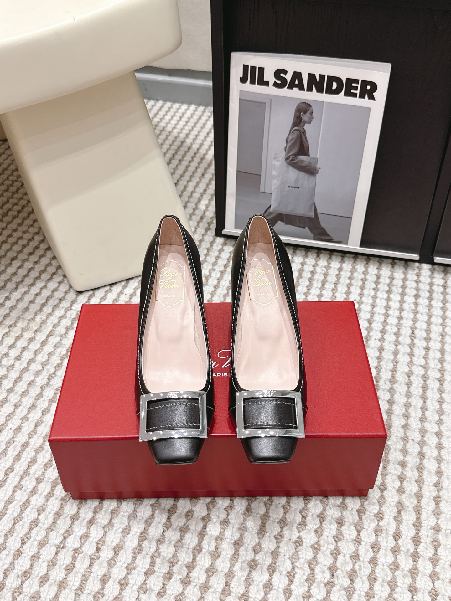 NO:781259,Purchasing agent Roger Vivie* 26 new early spring square buckle high-heeled shoes. The square buckle flat shoes put French elegance under your feet. The iconic metal square buckle is an instantly recognizable symbol of refinement. The glossy leather has a gentle luster under the light. The round toe cut accommodates the shape of the foot, and the flat design will not tire you for a long time. Nude, creamy white, classic black, suitable for suits, skirts, and dresses. Workplace sophistication and dating gentleness can be switched with a pair of shoes. Every step is calm and dignified.  There is no need to deliberately show off, but the details tell the taste. It is not only a pair of shoes, but also a gentle connection between you and French life. Upper cowhide, inner sheepskin, leather outsole size 35-39 (34.40.41 size customization is not returnable), single shoes, roger vivier, flats, skirts, business suit, cowhide, sheepskin, Leather soles19860909代购级 Roger Vivie* 26早春新款方扣高跟单鞋 方扣平底鞋把法式优雅踩在脚下,标志性金属方扣,是一眼认出的精致符号,亮面皮革在光下泛着温柔光泽.圆头剪裁包容脚型,平底设计走久不累 裸色、奶白、经典黑,适配西装、半裙、连衣裙 职场干练与约会温柔,一双鞋就能切换,每一步都走得从容又显贵. 不用刻意张扬,却在细节里诉说品味,它不只是一双鞋,更是你与法式生活的温柔联结. 鞋面牛皮 内里羊皮 大底真皮大底 size35-39码（34.40.41码定制不退换）,单鞋,roger vivier,flats,skirts,business suit,cowhide,sheepskin,Leather soles,Women's Shoes