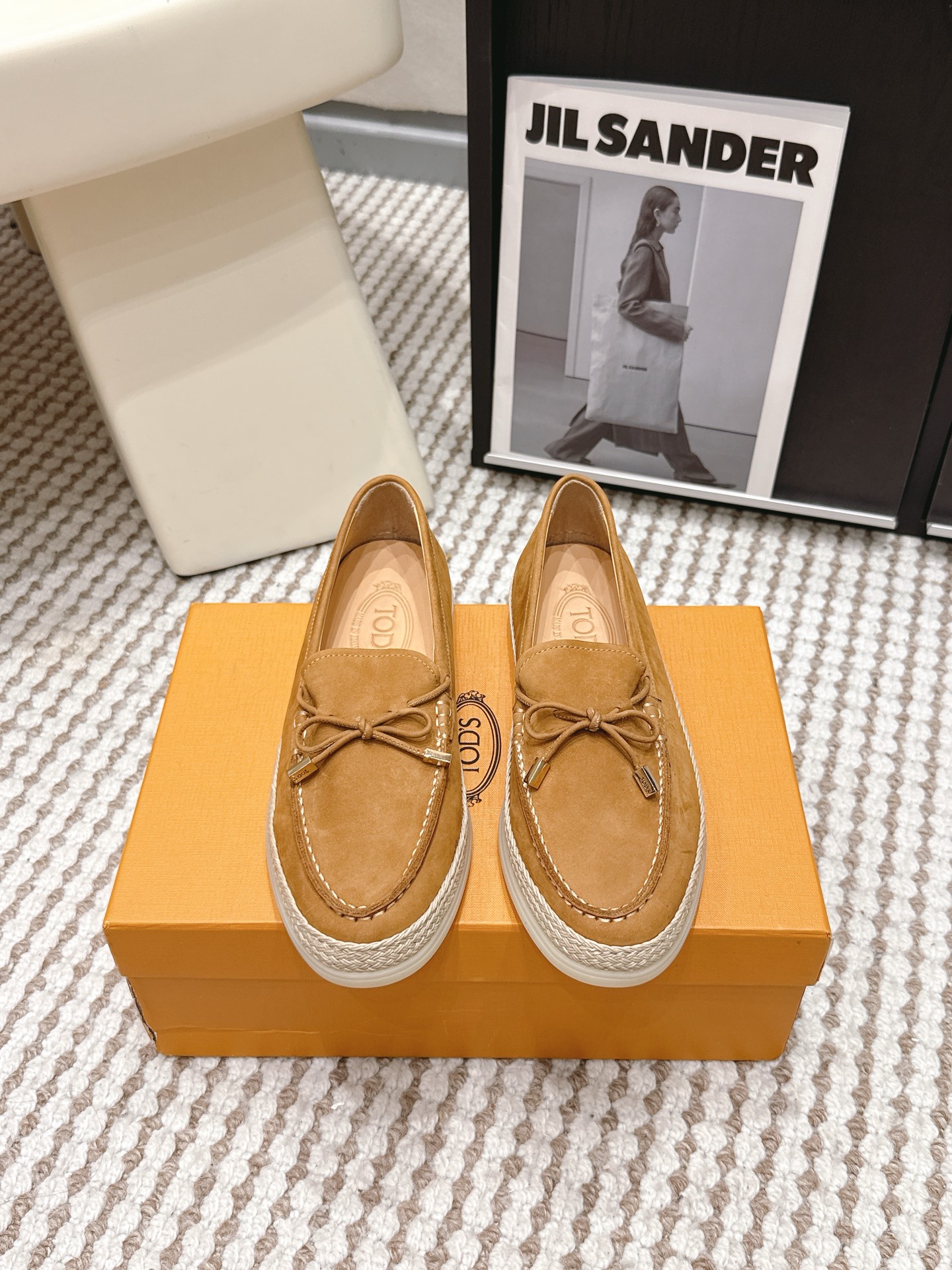 NO:781234,Purchasing agent TODS 26ss bow, hemp rope, loafers TODS deerskin loafers, bow + espadrille design, simple and exquisite. Italian craftsmanship, comfortable and breathable, perfect for spring and summer! The one-slip design makes it easy to control for daily commuting and leisure, and is versatile and easy to wear. TODS is famous for its high quality and details. This pair of shoes is also very brand-recognizable and is both fashionable and practical! High-quality deerskin upper, cowhide lining, original molded rubber sole, size 35-40 (custom-made for 40), loafers, Tod's, loafers, cowhide19860909代购级 TODS 26ss托德斯 蝴蝶结 麻绳 乐福鞋 TODS这款鹿皮乐福鞋,蝴蝶结+麻底设计,简约又精致.意大利工艺,舒适透气,春夏穿超合适！一脚蹬设计,日常通勤、休闲都能轻松驾驭,百搭不挑人～TODS以高品质和细节著称,这双鞋也很有品牌辨识度,时尚实用两不误！ 鞋面优质鹿皮 内里牛皮 原版开模橡胶底 码数35-40（40订做）,乐福鞋,Tod's,loafers,cowhide,Women's Shoes