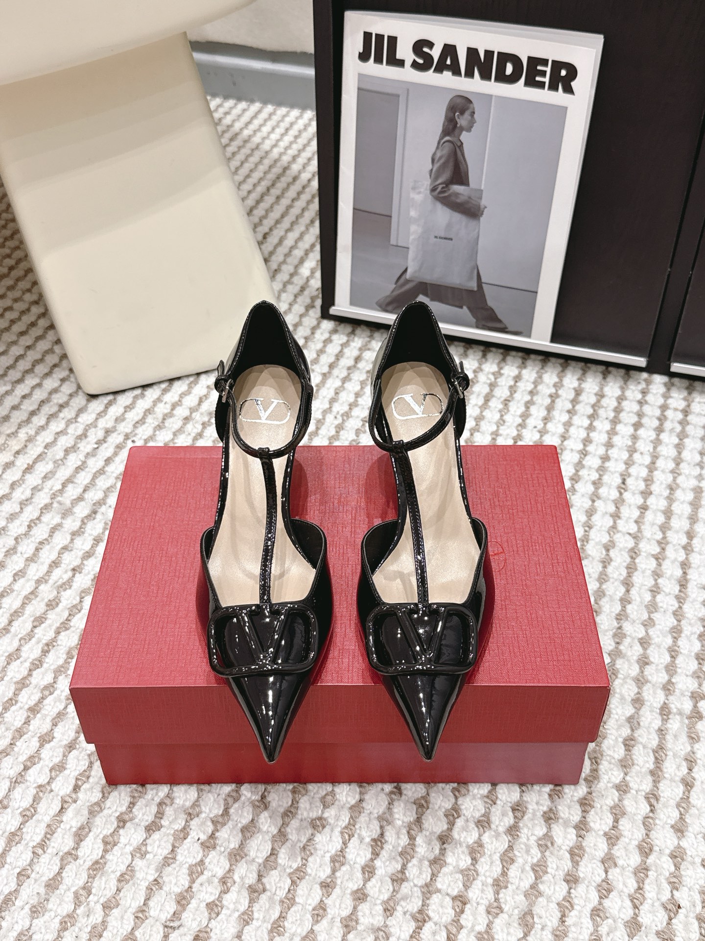 NO:781250,Purchasing agent level, they are so good that they scream Valentin* 26 high-heeled shoes and hollow sandals. They are so beautiful. This pair of nude pink high-heeled shoes is so beautiful that it makes my heart beat. Sure enough, Valentino knows women best. The nude pink color directly elongates the legs, making them look longer. All the colors are so high-end!  The one with diamonds flashes in my heart ~ Size 35-40 (40.41.42.43 customized, non-refundable), high heels and sandals, valentino, valentino, sandals, high heels19860909代购级 好看到尖叫 Valentin* 26款 高跟鞋 中空凉鞋 太好看了太好看了 这双裸粉色高跟鞋心 美到我心巴巴上了 果然华伦天奴是最懂女人的 裸粉色直接拉长腿部 比例,显腿长 各个配色都好高级！带钻的闪到我心坎～ 码数35-40（40.41.42.43定制不退换）,高跟鞋凉鞋,valentino,valentino,sandals,high heels,Women's Shoes