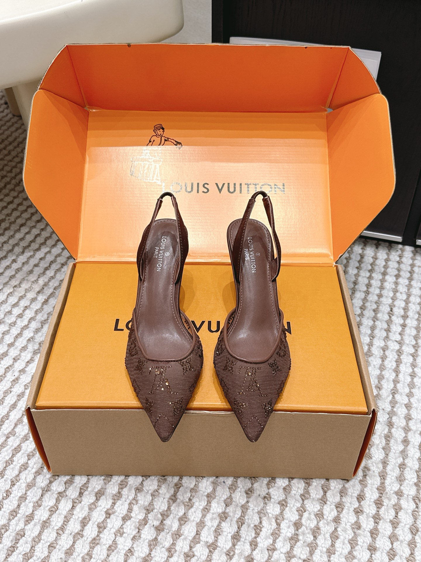 NO:781216,Purchasing agent level LOUIS VUITTON Louis Vuitton 26/ Fairy shoes mesh hot diamond high heels hollow strap high heel sandals This style of Gala high heels has a mesh body embroidered with bright rhinestone Monogram patterns, making it an elegant choice suitable for night outings. The smooth lines of the upper complement the slender high heels. The delicate leather outsole is decorated with metal LV letters.  The upper is made of breathable mesh material. This material not only allows the feet to remain relatively breathable and comfortable when wearing, but also makes the rhinestone decoration on the upper more eye-catching. The fabric is custom-made mesh with hot Australian rhinestones. Sheepskin lining. Italian leather outsole. Heel height 7.5cm. Size35-41 (custom-made at 40.41, non-refundable). High-heeled sandals, louis vuitton, louis vuitton, louis  vuitton,sandals,high heels,sheepskin,Leather soles19860909代购级 LOUIS VUITTON 路易威登26/ 仙女鞋网面烫钻高跟镂空空绑带高跟凉鞋 本款 Gala 高跟鞋为网格鞋身刺绣璀璨莱茵石Monogram 图案,成就适宜夜间出行的雅致之选.鞋面流畅线条与纤细高跟相得益彰.细腻皮革外底装点金属LV 字母装饰. 鞋面采用了透气的网纱材质,这种材质不仅能让脚部在穿着时保持相对透气舒适,同时也让鞋面上的水钻装饰更加醒目亮眼. 面料定制网面镶烫澳洲水钻 内里羊皮 大底意大利真皮大底 跟高7.5cm Size35-41（40.41定做不退换）,高跟鞋凉鞋,louis vuitton,louis vuitton,louis vuitton,sandals,high heels,sheepskin,Leather soles,Women's Shoes