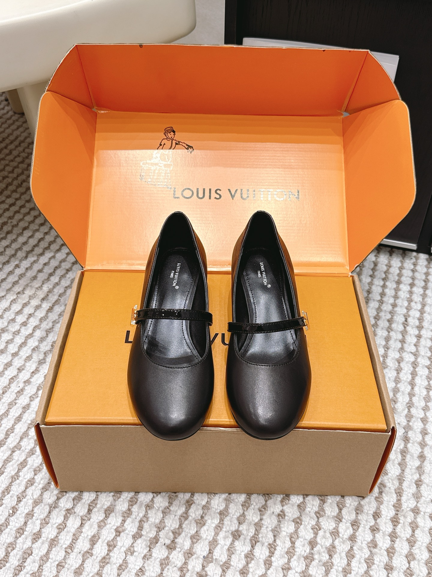 NO:781198,Purchasing-grade LV Louis Vuitton 2026 Spring and Summer New Ruby Round Toe Logo Buckle High Heels Mary Jane Shoes Sandals This Romy high heels are made of real leather, showing a soft texture and neat appearance. The rounded toe exudes a feminine atmosphere, and the elastic back strap is easy to put on and take off. The leather covers a stable square heel and slim shoelaces, the latter embellishes LV  Twist decoration. Cute round toe shape with LV logo - exquisite and good-looking, thick heel, very comfortable to wear. Classic and versatile item!  Fabric calfskin lining/foot-padding sheepskin sole Italian imported genuine leather outsole Heel height 3.5cm Size35-41 (40 41 custom-made and non-returnable), sandals, louis vuitton, louis vuitton, sandals, mary jane, high heels, cowhide, sheepskin, Leather soles19860909代购级 LV 路易威登 2026 春夏新款 Ruby 圆头 logo带扣 高跟 玛丽珍 单鞋 凉鞋 本款Romy 高跟鞋取材真皮革,呈现柔软质感和利落外观.圆润鞋头流露柔美气息,弹力后带方便穿脱.皮革包覆平稳方跟和纤细鞋带,后者点缀LV Twist装饰.可爱的圆头造型搭配LV标志-精致又好看,粗跟脚感特别的好穿舒适.经典百搭单品！ 面料小牛皮 内里/垫脚羊皮 鞋底意大利进口真皮大底 跟高3.5cm Size35-41（40 41定做不退换）,凉鞋单鞋,louis vuitton,louis vuitton,sandals,mary jane,high heels,cowhide,sheepskin,Leather soles,Women's Shoes