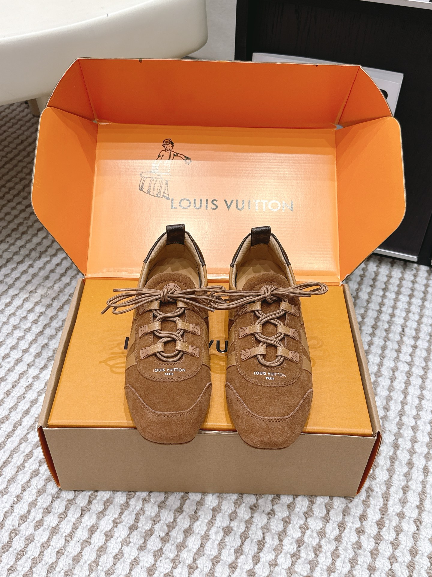 NO:781258,Purchasing-grade Louis Vuitton Sneakerina series ballet shoes, moral training shoes, flat casual shoes, LV Sneakerina ballet sneakers are made of soft suede calfskin in a Sacchetto shape, showing the wonderful fusion of sneakers and ballet shoes. The fluffy label on the laces reflects the humor of the brand mascot Vivienne. The lightweight injection-molded TPU outsole incorporates the brand's signature details. Size  35-39 (customized at 40.41.42), casual shoes/sports shoes, louis vuitton, louis vuitton, flats, sneakers, cowhide19860909代购级 Louis Vuitton Sneakerina系列芭蕾舞鞋 德训鞋 平底鞋休闲鞋 LV Sneakerina 芭蕾运动鞋以柔软绒面牛皮革塑就 Sacchetto 构型,展现运动鞋和芭蕾舞鞋的美妙融合 鞋带处的蓬松标签映现品牌吉祥物 Vivienne 的诙谐意趣.轻盈注塑 TPU 外底融入品牌标志性细节. Size 35-39（40.41.42定做）,休闲鞋/运动鞋,louis vuitton,louis vuitton,flats,sneakers,cowhide,Women's Shoes