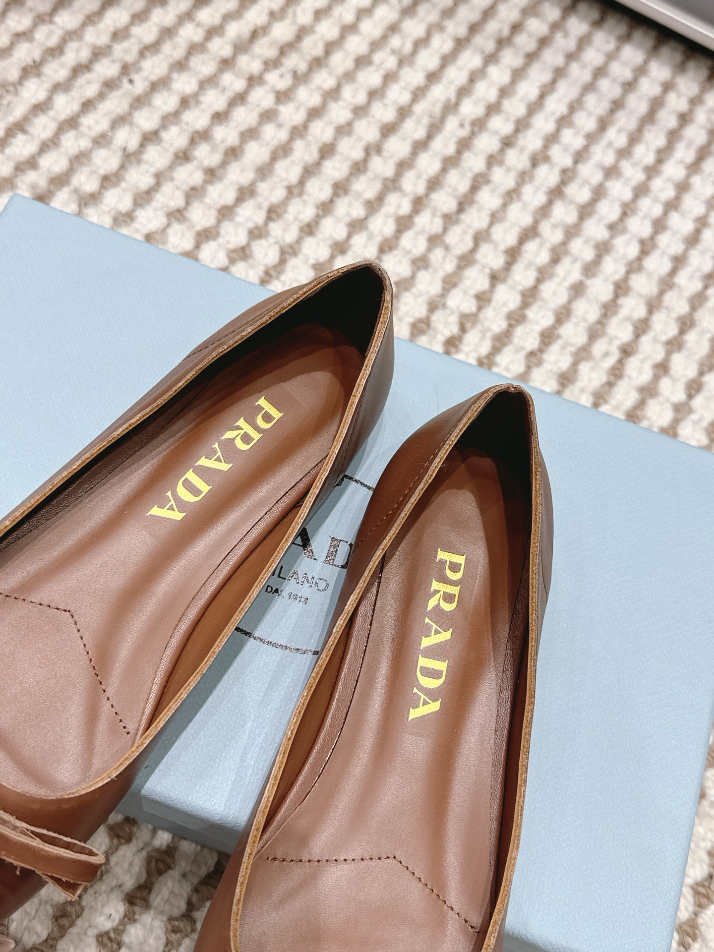 Prada Style Black Leather Women's Shoes style reference detail image 6 from source 784888
