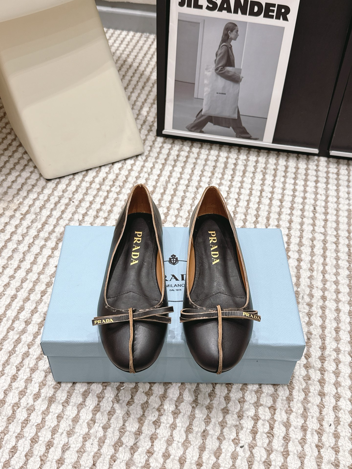 NO:781224,Purchasing agent Prada 26FW bow round toe flat Mary Jane shoes Prada 26FW show bow distressed shoes, black leather + distressed edges, full of retro feel!  Round toe design + bow metal decoration, ultra-exquisite details, full of brand recognition. Kitten heels, comfortable and elegant, can be easily used for commuting or formal occasions. Made in Italy, exquisite craftsmanship, low-key luxury, fashionable must-have!  Size 35-39 (34.40.41.42 custom-made, non-refundable), ballet shoes, prada, prada, mary jane19860909代购级 Prada普拉达 26FW 蝴蝶结 圆头 平底 玛丽珍单鞋 Prada 26FW秀款蝴蝶结做旧单鞋,黑色皮革+做旧边缘,复古感满满！圆头设计+蝴蝶结金属装饰,细节超精致,品牌辨识度拉满 小猫跟,舒适又优雅,通勤或正式场合都能轻松驾驭.意大利制造,工艺精湛,低调奢华,时髦精必入！ Size 35-39（34.40.41.42订做不退换）,芭蕾舞鞋,prada,prada,mary jane,Women's Shoes