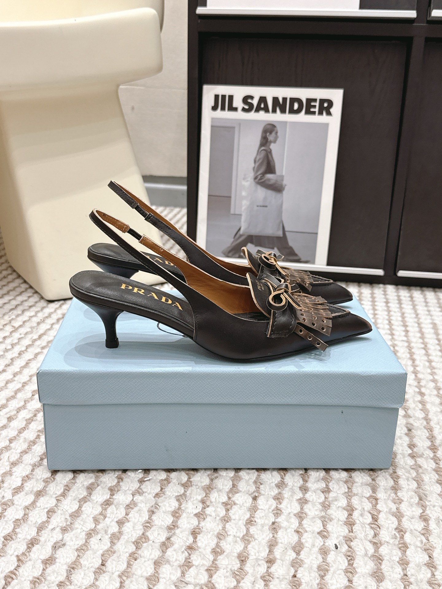 Prada Style Black Leather Women's Shoes style reference detail image 2 from source 784881