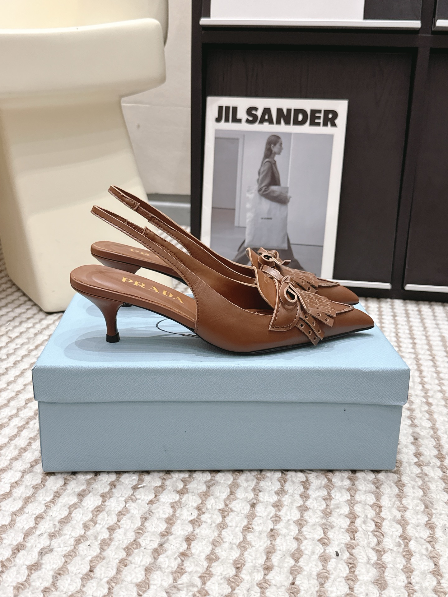 Prada Style Black Leather Women's Shoes style reference detail image 2 from source 784883