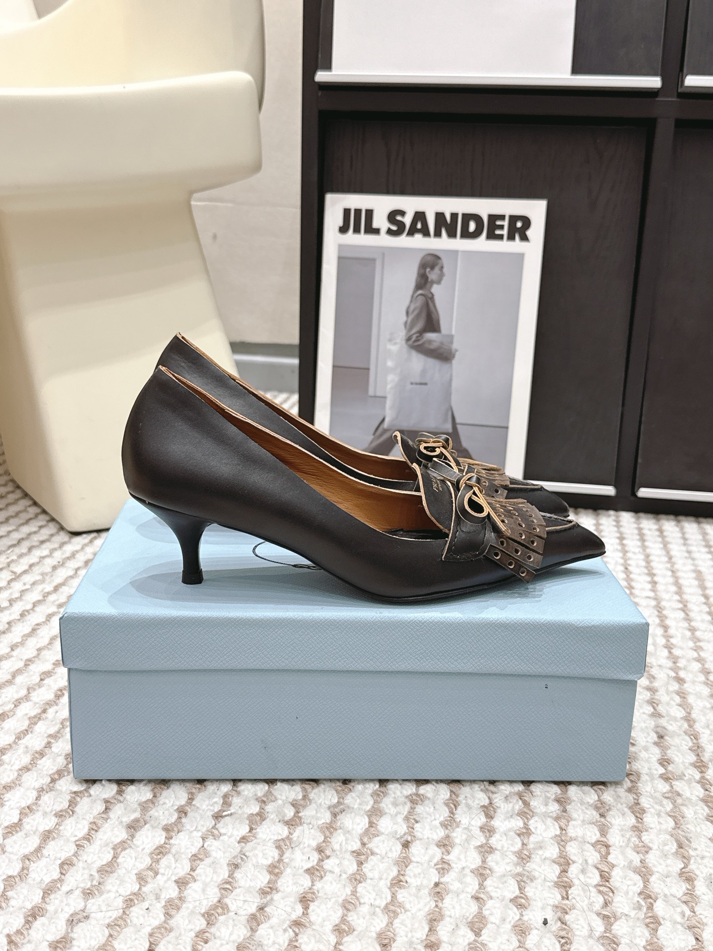 Prada Style Black Leather Women's Shoes style reference detail image 2 from source 784884