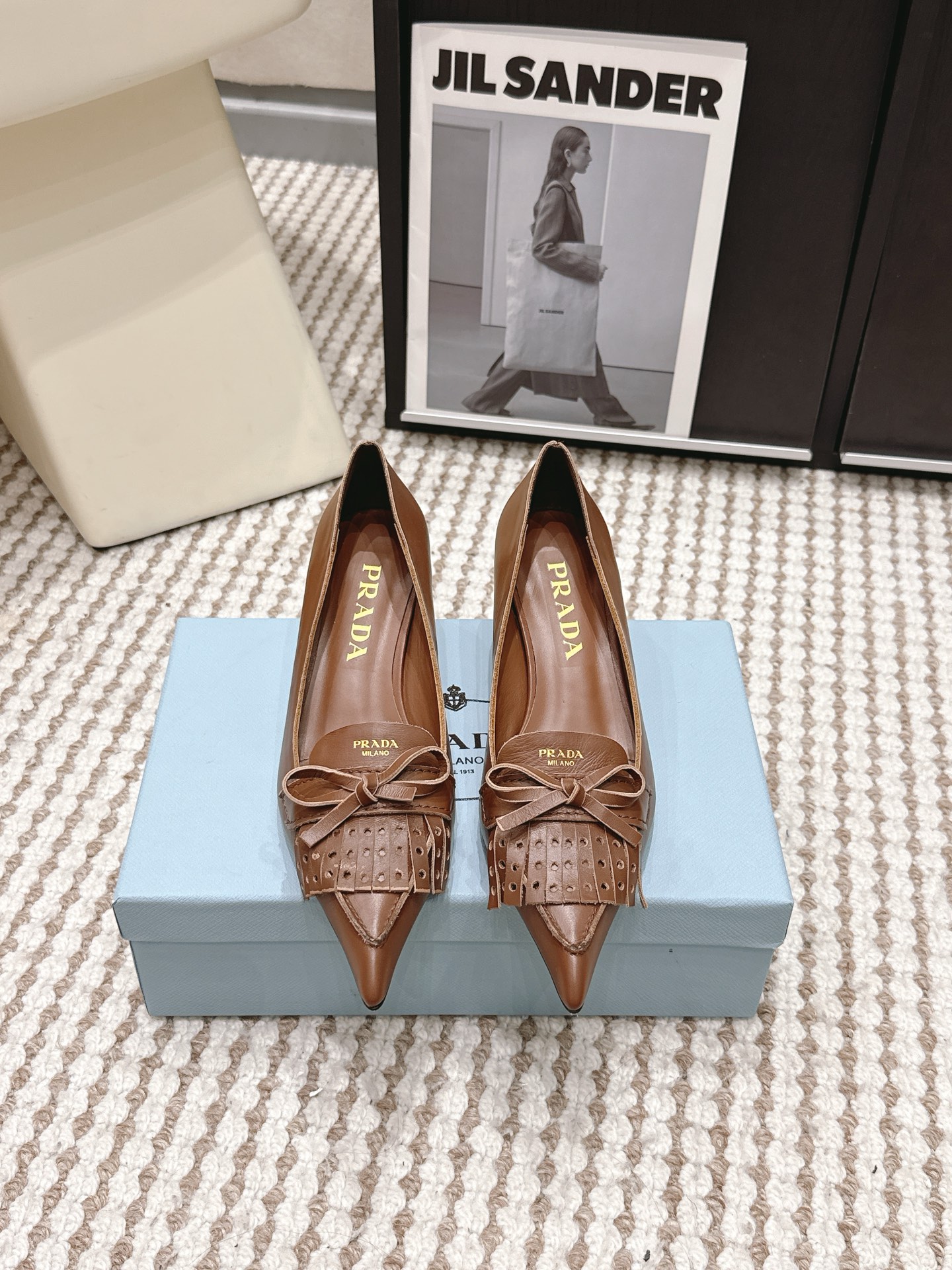 NO:781233,Purchasing agent Prada 26FW bow pointed toe tassel distressed shoes sandals Prada 26FW show bow distressed shoes, black leather + distressed edges, full of retro feel!  Pointed toe design + bow metal decoration, ultra-exquisite details, full of brand recognition. Kitten heels, comfortable and elegant, can be easily used for commuting or formal occasions. Made in Italy, exquisite craftsmanship, low-key luxury, fashionable must-have!  Heel height 5.5cm, Size 35-39 (34.40.41.42, custom-made, non-refundable), high heels and sandals, prada, prada, sandals, high heels19860909代购级 Prada普拉达 26FW 蝴蝶结 尖头 流苏 做旧单鞋 凉鞋 Prada 26FW秀款蝴蝶结做旧单鞋,黑色皮革+做旧边缘,复古感满满！尖头设计+蝴蝶结金属装饰,细节超精致,品牌辨识度拉满 小猫跟,舒适又优雅,通勤或正式场合都能轻松驾驭.意大利制造,工艺精湛,低调奢华,时髦精必入！ 跟高5.5cm Size 35-39（34.40.41.42订做不退换）,高跟鞋凉鞋,prada,prada,sandals,high heels,Women's Shoes