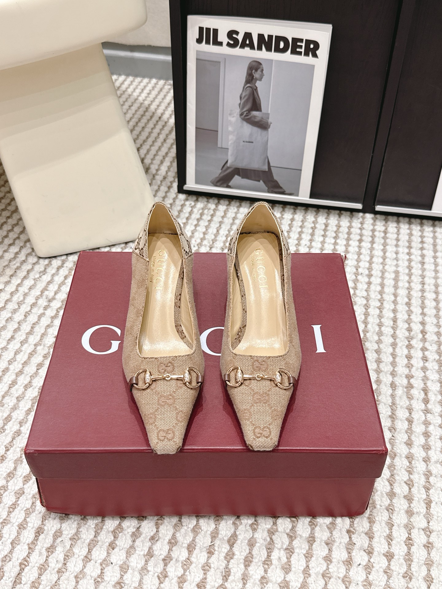 NO:782254,Purchasing-grade Gucc*26ss early spring new classic horsebit pointed-toe high-heeled shoes. The shoe body is made of fine lambskin, which is soft and shiny. Different colors show different textures such as matte and delicate gloss to meet different matching needs. The horsebit is made of old or shiny metal material, forming a texture contrast with the leather upper, and the details highlight the brand craftsmanship.  The shoe shape has been ergonomically optimized, and the pointed toe curvature and heel height balance beauty and comfort, making it suitable for long-term wear. The horsebit element and the pointed toe shoe shape combine the retro charm of the 1960s, which not only retains the brand's historical sense, but also conforms to modern aesthetics. It is a timeless classic design. Waxed lambskin upper, sheepskin lining, Italian genuine leather outsole  size 35-39 (40.41.42 sizes are customized and non-returnable), high-heeled shoes, gucci, high heels, sheepskin, Leather soles19860909代购级 Gucc*26ss早春新款经典马衔扣尖头高跟鞋 鞋身采用细腻的小羊皮,触感柔软且富有光泽,不同颜色呈现出哑光、细腻光泽等不同质感,满足不同搭配需求.马衔扣采用做旧或亮面金属材质,与皮革鞋面形成质感对比,细节处彰显品牌工艺. 鞋型经过人体工学优化,尖头弧度和鞋跟高度平衡了美观与舒适度,适合长时间穿着.马衔扣元素与尖头鞋型融合了上世纪60年代的复古韵味,既保留了品牌历史感,又符合现代审美,是永不过时的经典设计. 鞋面油蜡小羊皮 内里羊皮 大底意大利真皮大底 size35-39码（40.41.42码定制不退换）,高跟鞋单鞋,gucci,high heels,sheepskin,Leather soles,Women's Shoes
