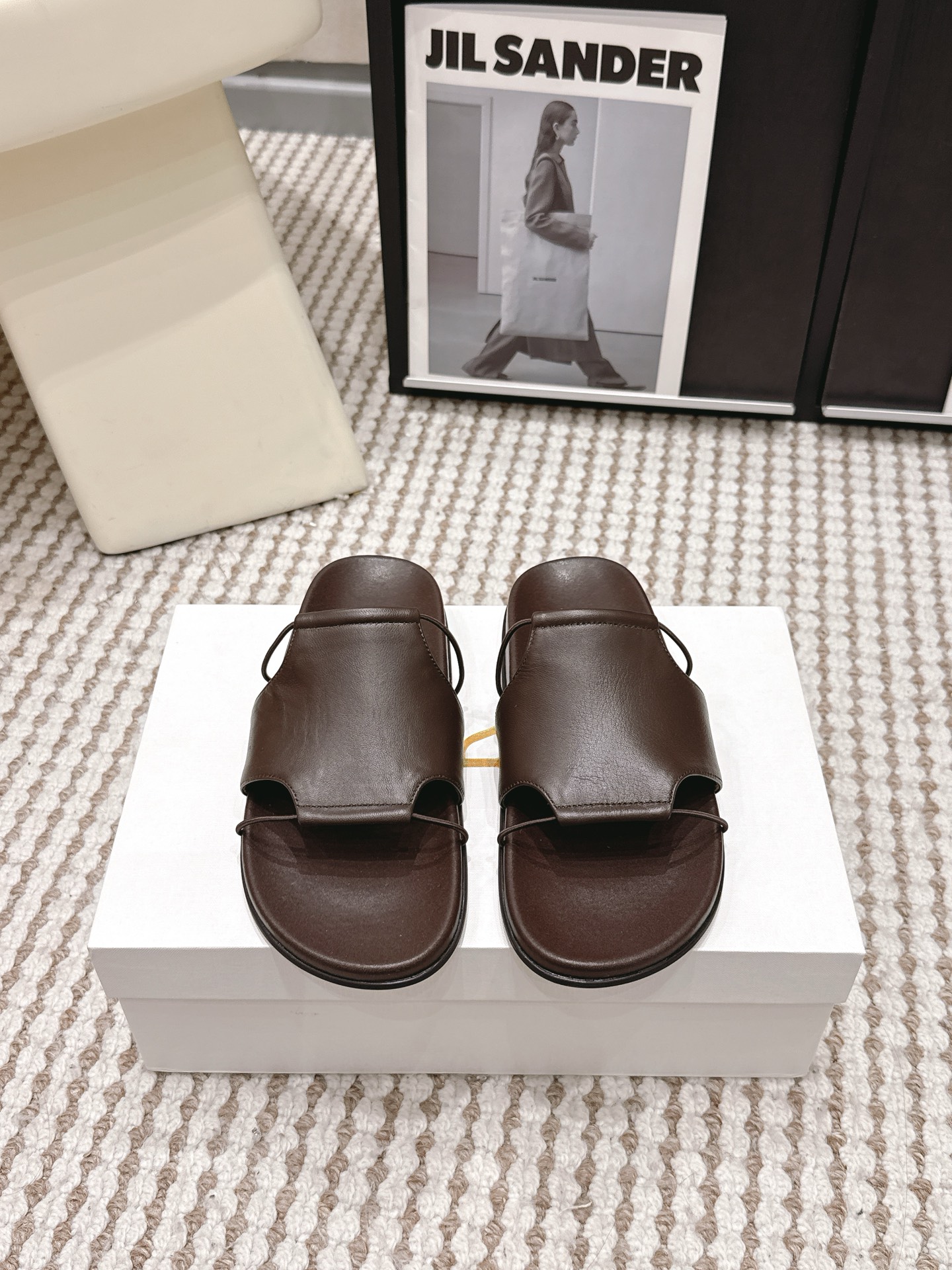 NO:782247,Purchasing agent level THE ROW Vivienne lambskin leather flat slip-on slippers for women The Row is a ready-to-wear brand founded by fashion sisters Mary-Kate and Ashley Olsen (Olsen Twins) in 2006. The biggest feature of The Row is that it is composed of well-tailored items, which combine chic designs and high-quality fabrics that will not go out of style. Therefore, The Row  Row brand clothing is very popular among young people in the United States. Now their high-end line has been extended to various other fashion items. Regarding TheRow's design concept, Ashley Olsen explained that The Row is not inferior in any aspect. Perfectly wearing TheRow's high-quality and easy-to-wear items or suits will instantly show your fashionable and modern style and show the most beautiful side of a woman. Material Sheepskin upper Sheepskin lining Open molded double bottom Size 35-39 (40.41  Customized), slippers, slippers, sheepskin19860909代购级 THE ROW Vivienne 小羊皮 皮革 平底套脚一字拖鞋 女款 The Row是时尚姐妹花奥尔森姐妹Mary-Kate和AshleyOlsen(Olsen Twins)2006创立的成衣品牌,The Row最大的特色是由剪裁考究的单品构成,融合了不会过时的别致设计与优质面料,因此The Row品牌服装颇受美国年轻人的欢迎.如今他们的高端线已延伸至各类其他时尚单品.有关 TheRow的设计理念,AshleyOlsen如是解释The Row任何方面都不逊色完美穿上TheRow兼具优质与易穿性的单品或套装,立显时尚现代风情,尽展女人最美一面. 材质 羊皮鞋面羊皮内里 开模双层底 Size 35-39（40.41 定制）,拖鞋,slippers,sheepskin,Women's Shoes