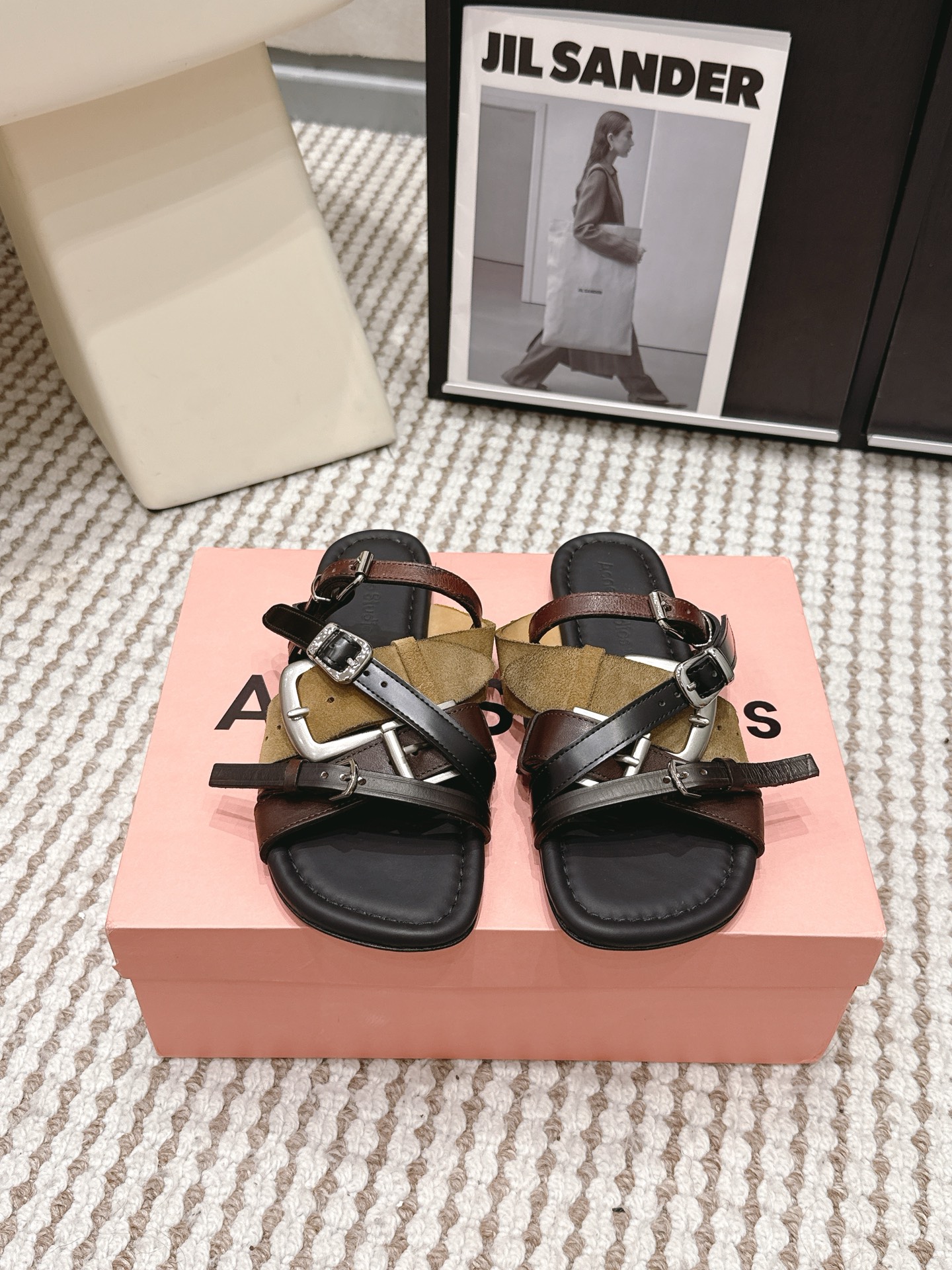 NO:782253,Purchasing agent Acne Studios/26s summer new leather buckle flat slippers Acne  Studios, founded in Stockholm, Sweden in 1997. The brand focuses on men's and women's ready-to-wear, shoes, accessories, and denim categories. The Nordic style is highly recognizable, simple and creative. The founder and creative director is Johnny Johannson. Acne Studios' products have largely returned to the original style of clothing. However, in the visible and invisible details, there are ingenious foreshadowings from time to time. Acne  A rare thing about Studios is that it has a good grasp of the two elements of 'basic' and 'creative'. Size 35-40 (40. Customized), slippers, Acne studios, dior, slippers19860909代购级 Acne Studios/26s夏季新款皮扣 平底 一字拖鞋 Acne Studios,1997年成立于瑞典的斯德哥尔摩.品牌专注男女装成衣,鞋,配饰,牛仔品类.北欧风格识别度高,简约有创意.创始人兼创意总监是JohnnyJohannson.AcneStudios的产品很大程度回归了衣物原本的样式.然而,在看得见,看不见的细节处,又时不时埋了别具匠心的伏笔. Acne Studios一个很难得的地方是,它将「基本」和「创意」两个元素拿捏得很好. Size 35-40（40.定做）,拖鞋,acne studios,dior,slippers,Women's Shoes