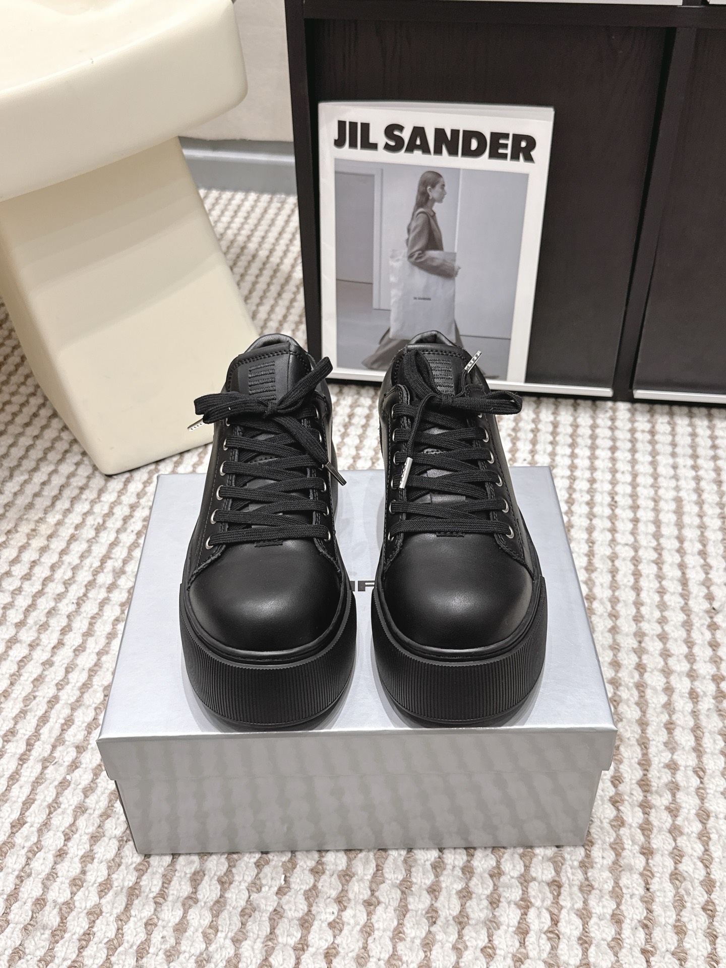 NO:782225,Purchasing agent level SMFK2026vs spring and summer latest popular casual series, round toe thick-soled casual shoes  Versatile minimalist style national trend, the new work inherits the popular elements of many brands. Casual shoes have endless matching possibilities. They can be worn with narrow-leg jeans or mini skirts, and can also be layered with printed dresses. The item is made of soft pure leather and is equipped with a moderately high and comfortable thick heel. The details also ensure that it is secure and not easy to shift, creating a loose and lazy style... Fabric: Original customized cowhide Lining: Original customized sheepskin Foot pads: Original customized sheepskin Outsole:  Original molded rubber sole Size: 35-39 (40. Customization is non-returnable), casual shoes/sports shoes, sneakers, skirts, jeans, cowhide, sheepskin19860909代购级 SMFK2026vs春夏最新王炸爆款休闲系列,圆头厚底休闲鞋 百搭的极简风国潮,新作继承了诸多品牌制胜的流行元素,休闲鞋拥有无尽的搭配可能,它可与窄腿牛仔裤或迷你裙同穿,也能与印花连衣裙打造叠穿造型,单品采用柔软纯皮而成,配有高度适中的舒适粗跟,细节还确保穿着稳妥不易移位,营造松垮慵懒风…… 面料: 原版定制牛皮 内里: 原版定制羊皮 垫脚: 原版定制羊皮 大底: 原版开模橡胶底 码数: 35-39（40.定制不退换）,休闲鞋/运动鞋,sneakers,skirts,jeans,cowhide,sheepskin,Women's Shoes