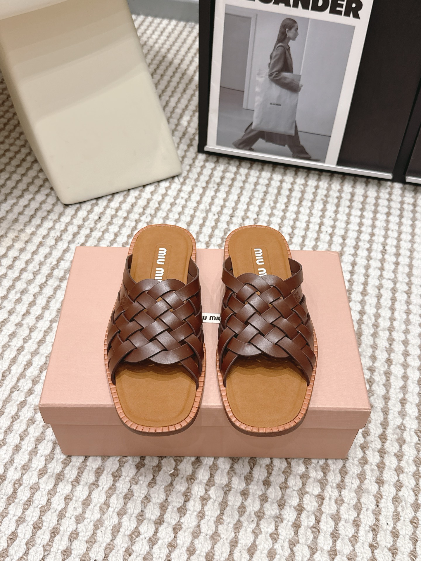 NO:782351,Purchasing agent Miu Miu 26ss heavy-woven slippers, versatile and fashionable items!  The low-key luxury one-line trendy slippers are both salty and sweet!  It looks good in any combination. Hand-woven upper. Lining/foot-padding sheepskin. Outsole. Italian leather outsole. Size#35-40 (40 is custom-made and non-returnable). Slippers, miumiu, slippers, sheepskin, Leather soles19860909代购级 Miu Miu 26ss 重工编织 拖鞋 百搭时髦单品！ 集低调奢华的一字潮拖,可盐可甜！随意搭配怎么穿都好看 鞋面手工编织鞋面 内里/垫脚羊皮 大底意大利真皮大底 Size#35-40（40 定做不退换）,拖鞋,miumiu,slippers,sheepskin,Leather soles,Women's Shoes
