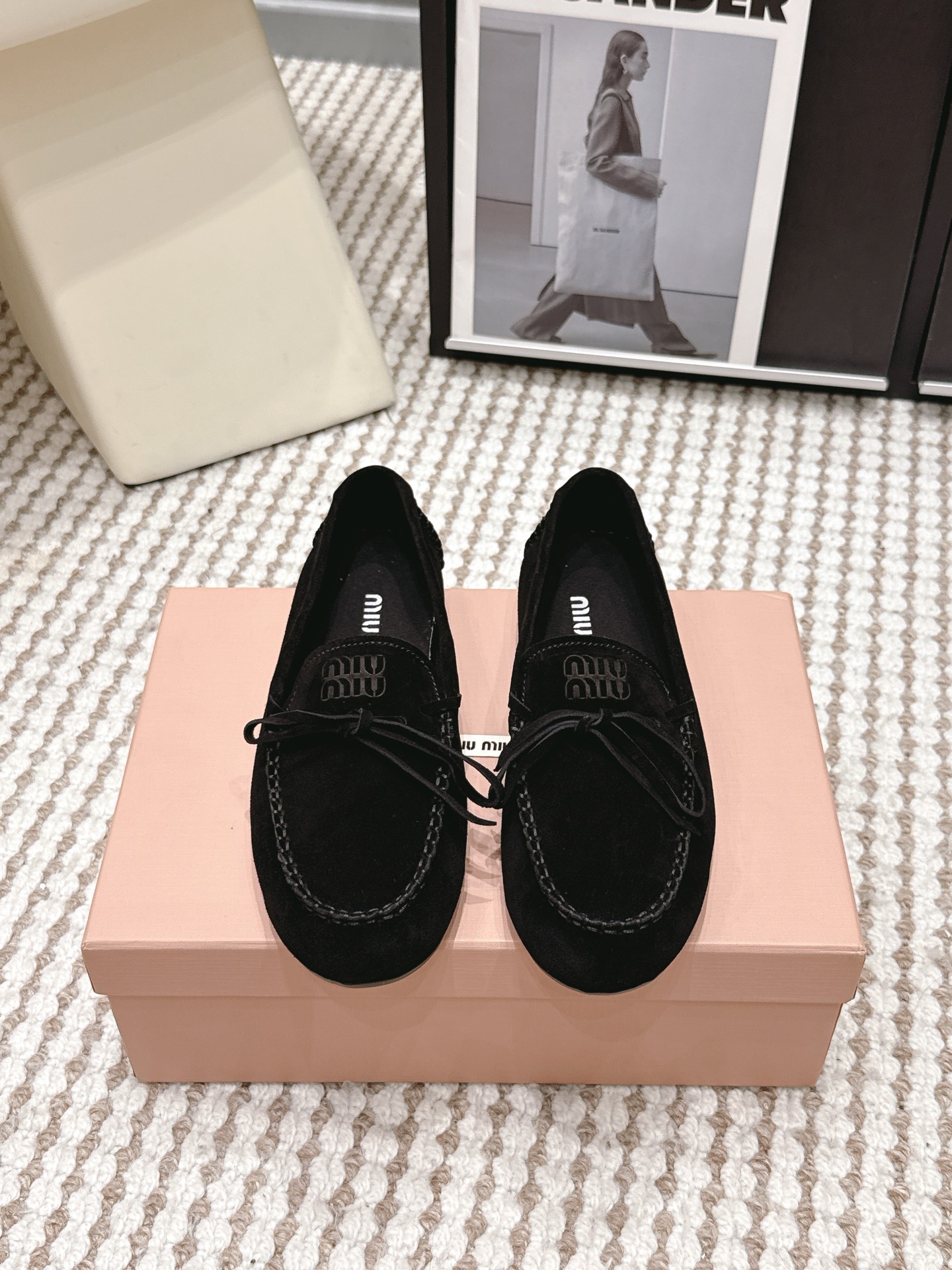 NO:782345,Purchasing agent Miu Mi* 26ss early spring new bow loafers. This pair of bow loafers really appeals to my aesthetic point!  The soft fufu suede material with smart handmade bows welds the girly and lazy feeling directly to the feet, and it is an all-inclusive slip-on design, which is more practical to wear. Whether it is daily commuting or going out on the weekend, it will instantly fill your feet with a sense of atmosphere. It is definitely a must-have in your shoe cabinet for spring and summer!  Every time you take a photo, it will be a blockbuster; even if you wear it casually at home, the soft-soled design is so comfortable that you don’t want to take it off. It is a real pair of shoes that can be used for all occasions!  Cow suede upper, cow suede lining, original molded outsole, size 35-41 (customized sizes 40 and 41 are non-returnable), loafers half-slip, miumiu, loafers, chamois leather19860909代购级 Miu Mi* 26ss 早春新款蝴蝶结乐福鞋 这双蝴蝶结乐福鞋真的长在了我的审美点上！软fufu的麂皮材质搭配灵动的手工蝴蝶结,把少女感和慵懒感直接焊在脚上,而且它是全包一脚蹬的设计,更实穿,不管是日常通勤还是周末出街,上脚瞬间氛围感拉满,绝对是你鞋柜里春夏必备的百搭王！ 随手一拍都是大片；就算居家休闲穿,软底设计也舒适到不想脱下来,真正的一双鞋搞定所有场合！ 鞋面牛反绒 内里牛反绒 大底原版开模大底 size35-41码（40、41码定制不退换）,乐福鞋半拖,miumiu,loafers,chamois leather,Women's Shoes