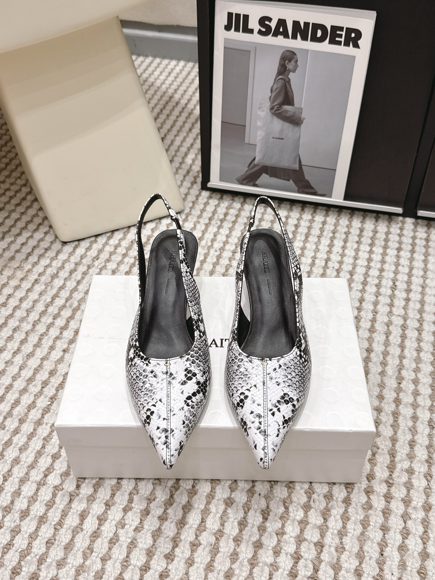 NO:785592,Purchasing agent grade, Dongguan-made high-quality Khait* 26ss new pointed-toe hollow-back high-heeled shoes for early spring. The pointed-toe design makes the feet slimmer, and can also elongate the legs. The upper foot becomes slender in seconds. The hollow-back style is easy to put on and take off, and it is not stuffy on the feet. The upper is made of soft leather, which is comfortable on the feet and does not grind the feet. It is stable when walking and will not be tiring after long-term wear. There are three options in snake print, black, and caramel colors. The styles are different but they are all versatile.  It looks good in daily outings and dates. Whether it is paired with a suit, jeans, or a skirt or dress, it can be easily worn. One shoe can be worn in multiple ways, and it can be worn all year round!  Sheepskin upper, sheepskin lining, Italian genuine leather outsole, size 35-41 (customized sizes 40 and 41 are non-refundable), heel height 6cm, high heels, sandals, sandals, high heels, skirts, jeans, business suit, sheepskin, Leather soles19860909代购级 莞产高品质 Khait* 26ss早春新款尖头后空高跟鞋 尖头设计特别显脚瘦,还能拉长腿型,上脚秒变纤细感,后空的款式穿脱方便,还不闷脚.鞋面是软乎乎的皮质,上脚舒服不磨脚,走路稳当,久穿也不累.有蛇纹、黑色、焦糖色三种选择,风格不一样但都百搭. 日常出街、约会穿都好看.不管是配西装、牛仔裤,还是搭小裙子、连衣裙,都能轻松驾驭,一鞋多穿,承包你一年四季的穿搭！ 鞋面羊皮 内里羊皮 大底意大利真皮大底 size35-41码（40、41码定制不退换） 跟高6cm,高跟鞋凉鞋,sandals,high heels,skirts,jeans,business suit,sheepskin,Leather soles,Women's Shoes