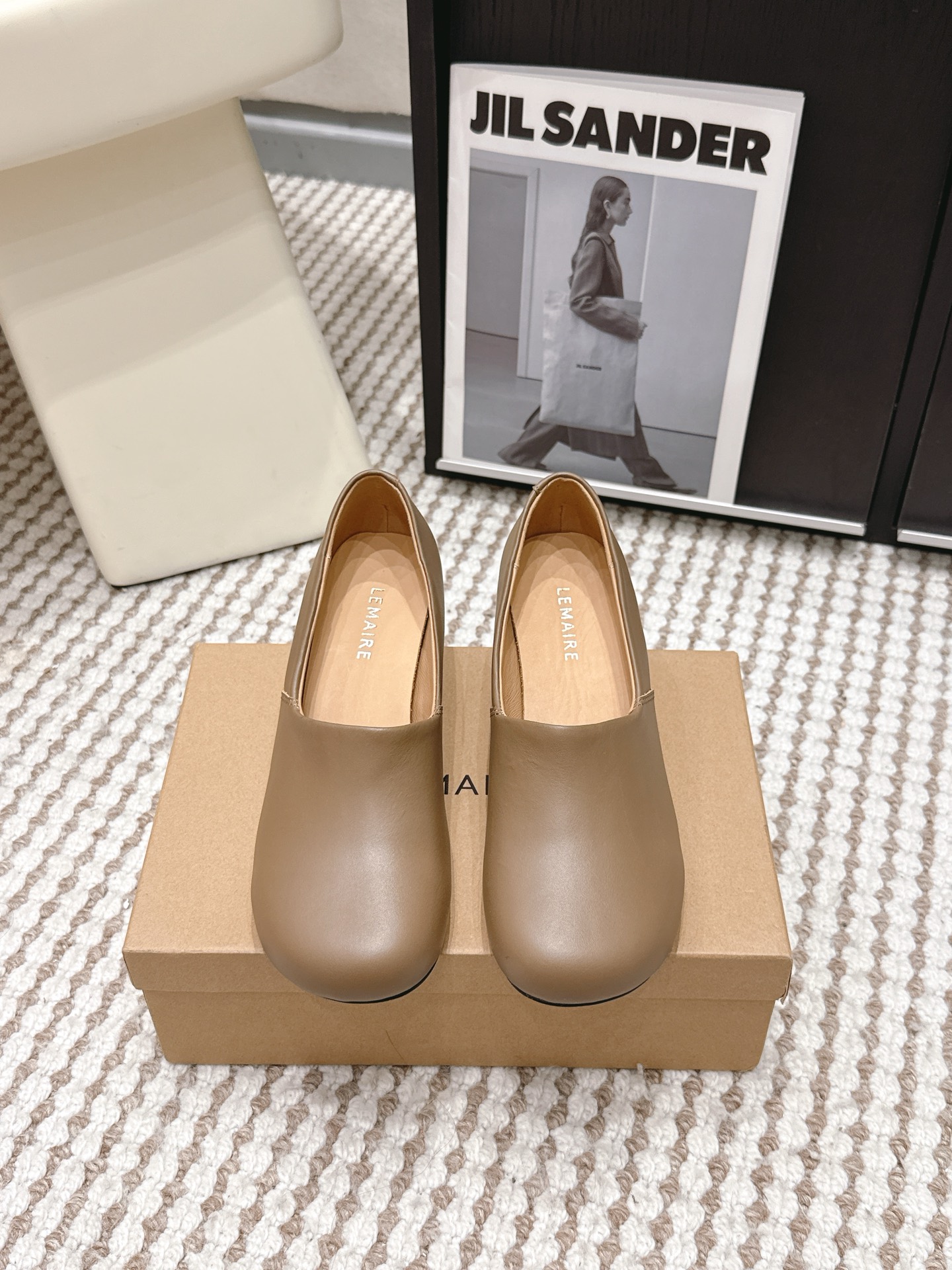 NO:785571,Purchasing agent Lemaire 2026 spring and summer new style thick heel slip-on loafers for women Lemaire black loafers, minimalist design + high-quality leather, delicate texture and durable!  Square toe + slip-on, super easy to put on and take off, OK for daily commuting. The soles are light, so you won’t feel tired after walking for a long time. The black color is versatile and can easily hold various styles. The minimalist aesthetic of Lemaire really impresses me. It is low-key and textured, suitable for sisters who like high-end sense!  Size 35-39 (40.41 custom-made, non-refundable), loafers, loafers19860909代购级 Lemaire 2026春夏新款 粗跟 一脚蹬 乐福鞋女 Lemaire黑色乐福鞋,极简设计+优质皮革,质感细腻又耐穿！方头+一脚蹬,穿脱超方便,通勤日常都OK 鞋底轻便,长时间走路也不累,黑色百搭,轻松hold住各种穿搭风格～Lemaire的极简美学真的太戳我了,低调又有质感,适合喜欢高级感的姐妹们！ Size 35-39（40.41订做不退换）,乐福鞋,loafers,Women's Shoes