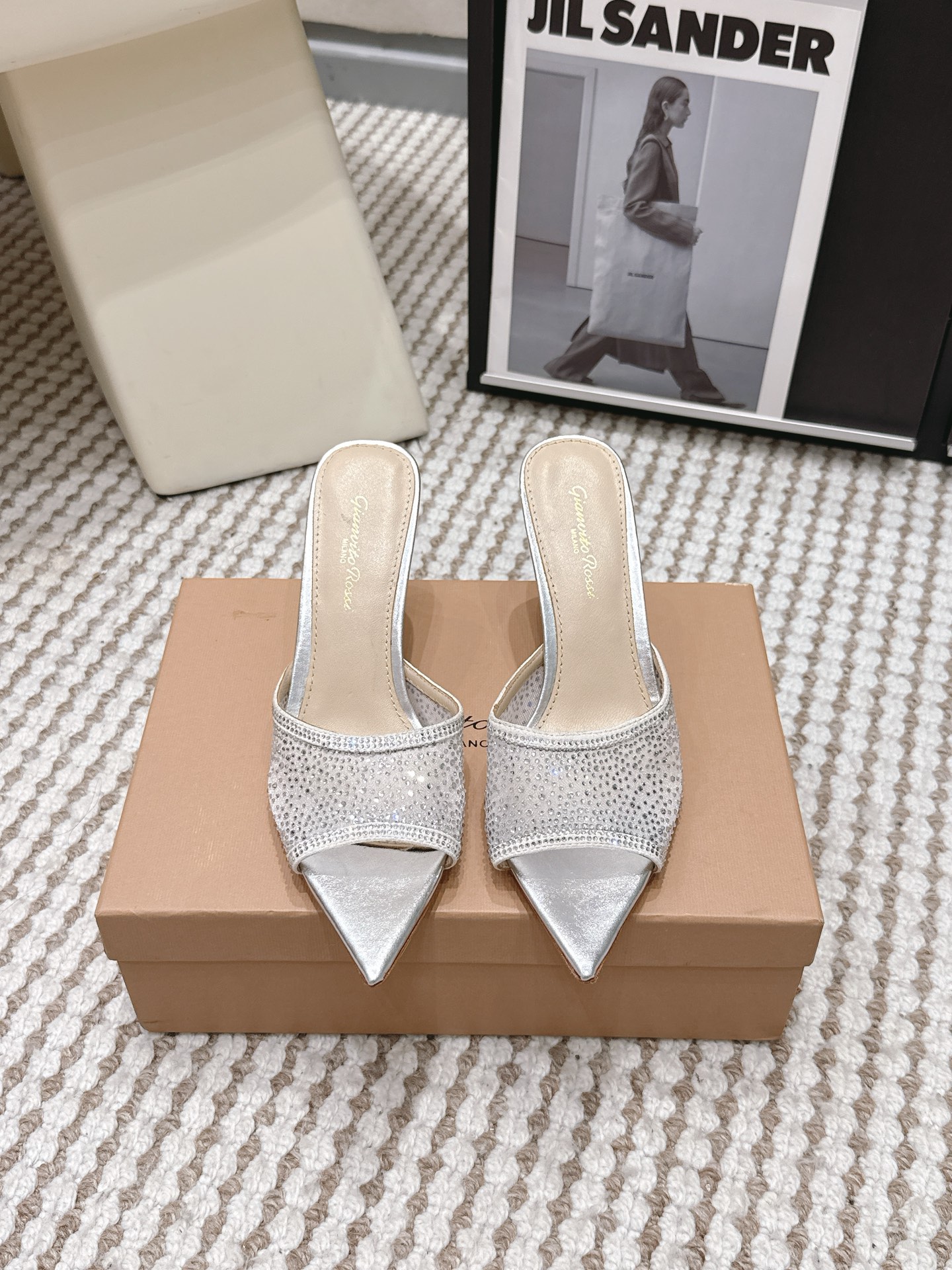 NO:785587,Purchasing agent level Gianvito Rossi｜Gianvito Rossi 26/ Spring and summer new product GR mesh rhinestone pointed toe high-heeled slippers. This shoe is definitely a dark horse. It has great appearance and is popular among Internet celebrity bloggers. It is especially popular among goddesses. Top-notch craftsmanship creates exquisite quality. Invincible comfort. It is definitely a love at first sight!  BS is fashionable and versatile, a must-have for everyone!  Original fabric, customized mesh, mixed sheepskin lining, outsole, genuine leather outsole imported from Italy, heel height 8.5cm, Size 34-42 (34.40.41.42 customized, non-returnable), high heels, slippers, high heels, slippers, sheepskin, Leather soles19860909代购级 Gianvito Rossi｜吉安维托·罗西 26/ 春夏新品 GR网纱水钻尖头高跟拖鞋 这鞋绝对是黑马选手 颜值超高 网红博主火爆追捧 特让女神们心动 顶级工艺打造精品质感 无敌舒适 绝对是一见钟情款！BS时尚百搭,人手必备！ 面料原版定制网纱 内里混种羊皮里 大底意大利进口真皮大底  跟高8.5cm Size34-42（34.40.41.42定制不退换）,高跟鞋拖鞋,high heels,slippers,sheepskin,Leather soles,Women's Shoes