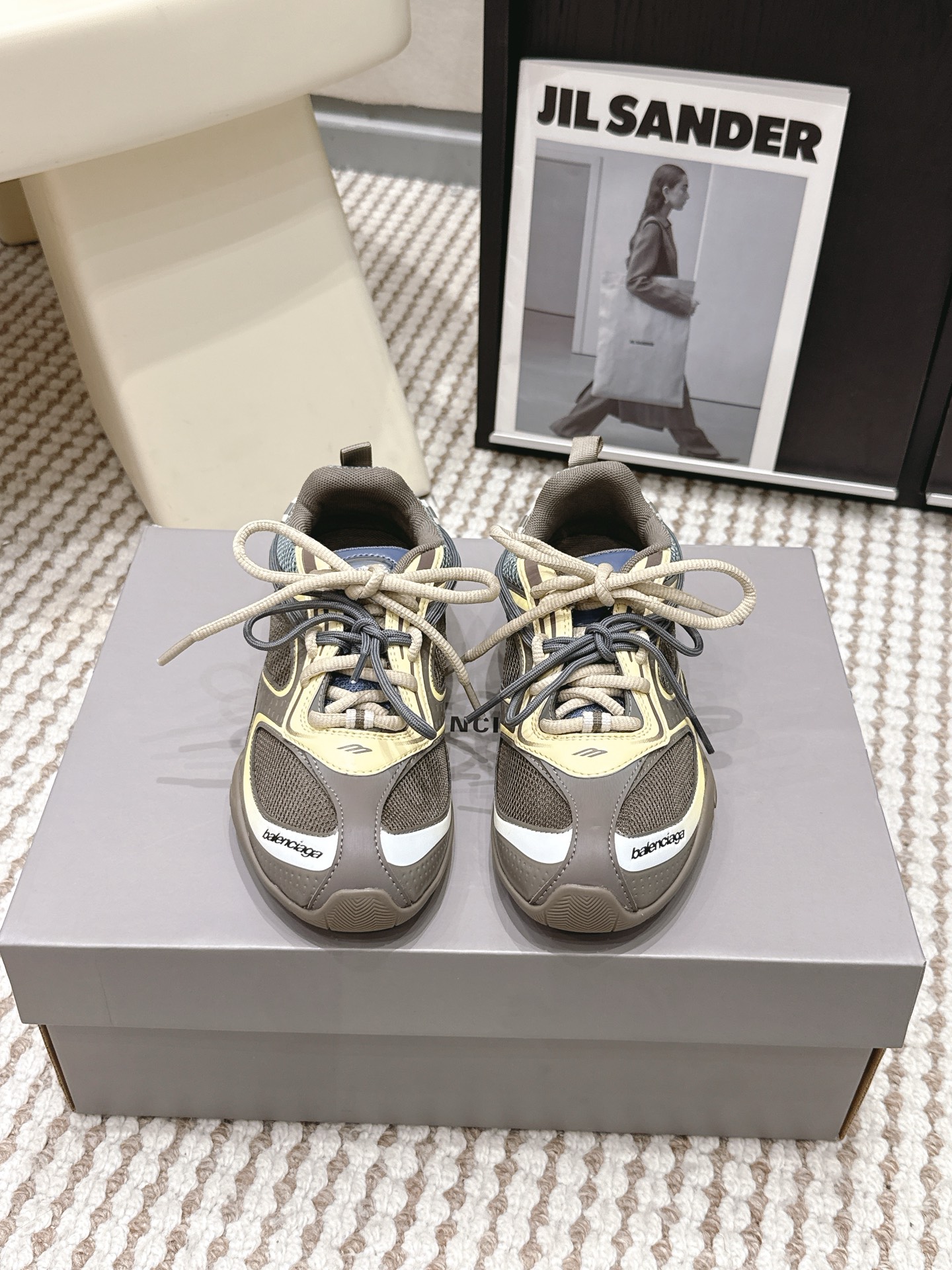 NO:782245,Purchasing agent level (synchronized gift box packaging on the official website) Balenciag*·26s spring and summer new sweet and cool style mesh motorcycle moral training shoes  这双Balenciaga甜酷风格拼网机车运动鞋,像是一辆被改装过的老爷车——车身喷了哑光黑漆,轮胎换成了厚实的越野胎,但座椅上却铺了一块粉色的天鹅绒,驾驶座上还挂着一串亮晶晶的钥匙链.拼网是透的、工业感的,像车头的进气格栅. 材质原版定制面料 内里透气网 大底橡胶大底 Shoe size 35-39/40 can be customized and non-refundable. Men's size 39-44/45/46 can be customized and non-returnable. Casual shoes/sports shoes, balenciaga, sneakers19860909代购级（官网同步礼盒包装） Balenciag*·26s 春夏新款 甜酷风格拼网机车德训鞋 这双Balenciaga甜酷风格拼网机车运动鞋,像是一辆被改装过的老爷车——车身喷了哑光黑漆,轮胎换成了厚实的越野胎,但座椅上却铺了一块粉色的天鹅绒,驾驶座上还挂着一串亮晶晶的钥匙链.拼网是透的、工业感的,像车头的进气格栅. 材质原版定制面料 内里透气网 大底橡胶大底 鞋码35-39/40定制不退换 男码39-44/45 46定制不退换,休闲鞋/运动鞋,balenciaga,sneakers,Women's Shoes