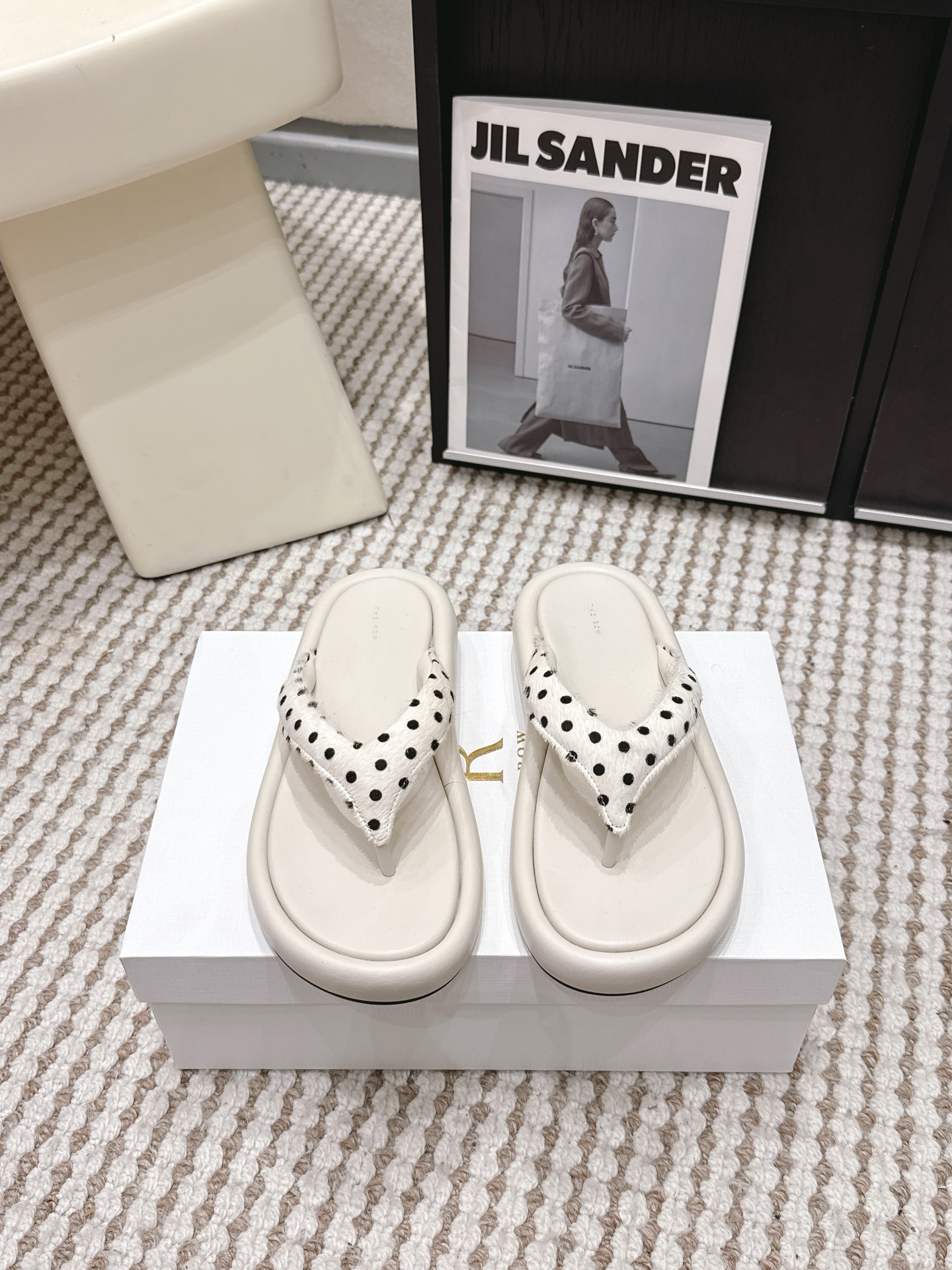 NO:785566,Purchasing agent THE RO*w 2026 spring and summer new product Diandian thong flip-flops Inspired by the Palladian motifs of the Renaissance, we deconstructed and reorganized the precise grid of the building facade into the woven texture of the shoe upper. Abandoned superfluous decoration, leaving only pure lines and warm leather texture. It understands laziness, but also understands high-end. In this summer, let your feet breathe freely, and relax with the calmness and aura of classical architecture.  Whether it's wide-leg pants, short skirts or long skirts, you can easily hold them in, with a sense of laziness and relaxation. It is a must-have item in your shoe cabinet this summer. Original outsole, size 35-41, split-toe shoes, slippers, skirts19860909代购级 THE RO*w2026春夏新品 点点 夹趾人字拖鞋 灵感源自文艺复兴时期的帕拉第奥母题,我们将建筑立面的精准网格,解构重组为鞋面的编织肌理.摒弃了多余的装饰,只留纯粹的线条与温润的皮革质感. 它懂慵懒,更懂高级.在这个夏天,让双脚自由呼吸,在松弛中自带古典建筑般的沉稳与气场. 无论阔脚裤、短裙还是长裙,都能轻松hold住,自带慵懒松弛感,是这个夏天鞋柜里的刚需单品 大底原版底 码数35-41,分趾鞋,slippers,skirts,Women's Shoes