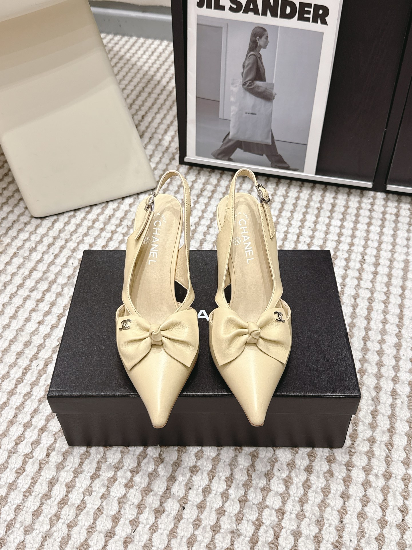NO:785577,Purchasing-grade Chane*26SS early spring new bow-tie thin strap back hollow pointed-toe high-heeled shoes. The classic design that is easy to catch, perfectly blends Chanel's delicacy and romance. The neat pointed-toe shape perfectly modifies the foot shape, showing leg length in seconds, easily creating a slender and slender visual effect; the three-dimensional and full bow on the toe is smart and age-reducing. It is embellished with the iconic double C logo, showing a luxurious texture in a low-key manner. Every detail tells the brand's top craftsmanship.  The elegance and romance that belongs to exquisite girls, start with this pair of Chanel pointed-toe sandals, close your eyes and wear them, they are definitely an evergreen style in your shoe cabinet, allowing you to easily unlock French elegance and be as beautiful as the sky!  Cowhide upper, sheepskin lining, leather outsole, size 35-41 (customized sizes 40 and 41 are not returnable), heel height 8cm, high heels sandals, chanel, chanel, sandals, high heels, cowhide, sheepskin, Leather soles19860909代购级 Chane*26SS早春新款蝴蝶结细带后空尖头高跟鞋 一眼沦陷的经典设计,将香奈儿的精致与浪漫完美融合.利落的尖头造型,极致修饰脚型,秒显腿长,轻松打造纤细修长的视觉效果；鞋头立体饱满的蝴蝶结,灵动又减龄,搭配标志性的双C logo点缀,低调中尽显奢华质感,每一处细节都在诉说着品牌的顶级工艺. 属于精致女孩的优雅与浪漫,从这双香奈儿尖头凉鞋开始,闭眼入,绝对是鞋柜里的常青款,让你轻松解锁法式优雅,美出天际！ 鞋面牛皮 内里羊皮 大底真皮大底 size35-41码（40、41码定制不退换） 跟高8cm,高跟鞋凉鞋,chanel,chanel,sandals,high heels,cowhide,sheepskin,Leather soles,Women's Shoes