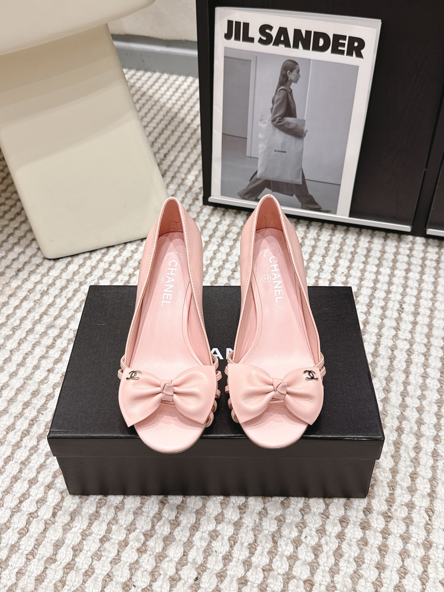 NO:785582,Purchasing agent grade Chane*26SS early spring new bow fish mouth high-heeled sandals. The classic design that catches your heart at first sight, perfectly blends Chanel's elegance and girlishness. The three-dimensional and full bow shape of the toe is smart and age-reducing. It is decorated with the iconic double C logo, showing a luxurious texture in a low-key manner. Every detail tells the brand's top craftsmanship. The fish mouth design gently modifies the foot shape without crowding the toes, and is super friendly to various foot types.  Whether paired with a simple commuting suit, an elegant holiday dress, or casual jeans, you can easily capture the sense of relaxation and put a sense of luxury on your feet. You will be the center of attention wherever you go. Upper cowhide leather lining Sheepskin outsole Genuine leather outsole size 35-41 (customized sizes 40 and 41 are non-refundable) Heel height 8cm, high heels sandals, chanel, chanel, sandals, high heels, skirts, jeans, cowhide, sheepskin, Leather  soles19860909代购级 Chane*26SS早春新款蝴蝶结鱼嘴高跟凉鞋 一眼心动的经典设计,将香奈儿的优雅与少女感完美融合.鞋头立体饱满的蝴蝶结造型,灵动又减龄,搭配标志性的双C logo点缀,低调中尽显奢华质感,每一处细节都在诉说着品牌的顶级工艺.鱼嘴设计温柔修饰脚型,不挤脚趾,对各种脚型都超友好. 无论是搭配简约的通勤套装、飘逸的度假长裙,还是休闲的牛仔裤,都能轻松拿捏松弛感,把高级感穿在脚上,走到哪里都是焦点. 鞋面牛皮 内里羊皮 大底真皮大底 size35-41码（40、41码定制不退换） 跟高8cm,高跟鞋凉鞋,chanel,chanel,sandals,high heels,skirts,jeans,cowhide,sheepskin,Leather soles,Women's Shoes