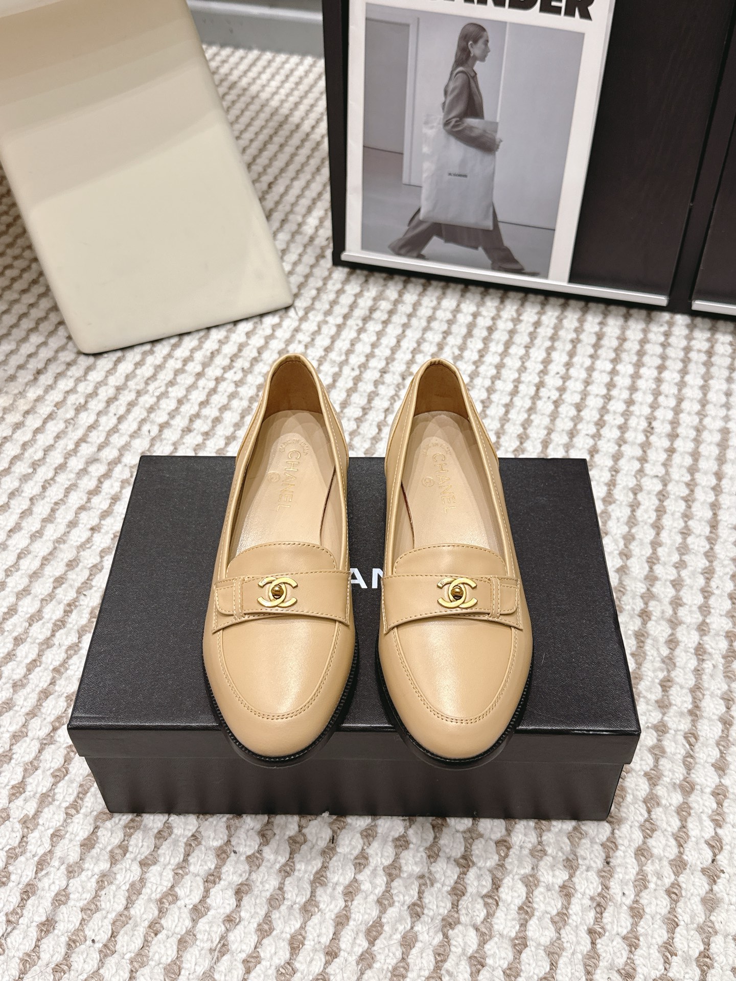 NO:785572,Purchasing-grade Chane*26SS early spring new classic double-C loafers. The classic design that is instantly recognizable, perfectly blends Chanel's elegance and sophistication. The iconic golden double-C logo is embellished on the shoe loops, which is low-key and noble, instantly improving the texture of the outfit. Every detail demonstrates the brand's top craftsmanship. The smooth shoe shape lines, extremely modified foot shape, not picky about wide feet, long legs in seconds, easily create a neat and slender visual effect.  The feel of the upper foot is impeccable. The footbed design fits the shape of the foot. It is soft and elastic and does not grind the feet. Even if you walk for a long time, there is no pressure. Upper cowhide leather lining sheepskin outsole genuine leather outsole size 35-41 (customized sizes 40 and 41 are not returnable), loafers, chanel, chanel, loafers, cowhide, sheepskin, Leather soles19860909代购级 Chane*26SS早春新款经典双C乐福鞋 一眼沦陷的经典设计,将香奈儿的优雅与干练完美融合.标志性的金色双C logo点缀在鞋袢上,低调又显贵,瞬间提升穿搭质感,每一处细节都彰显着品牌的顶级工艺.流畅的鞋型线条,极致修饰脚型,不挑脚宽脚胖,上脚秒显腿长,轻松打造利落修长的视觉效果. 上脚的脚感更是无可挑剔,贴合脚型的鞋床设计,软弹不磨脚,哪怕是长时间行走也毫无压力. 鞋面牛皮 内里羊皮 大底真皮大底 size35-41码（40、41码定制不退换）,乐福鞋,chanel,chanel,loafers,cowhide,sheepskin,Leather soles,Women's Shoes