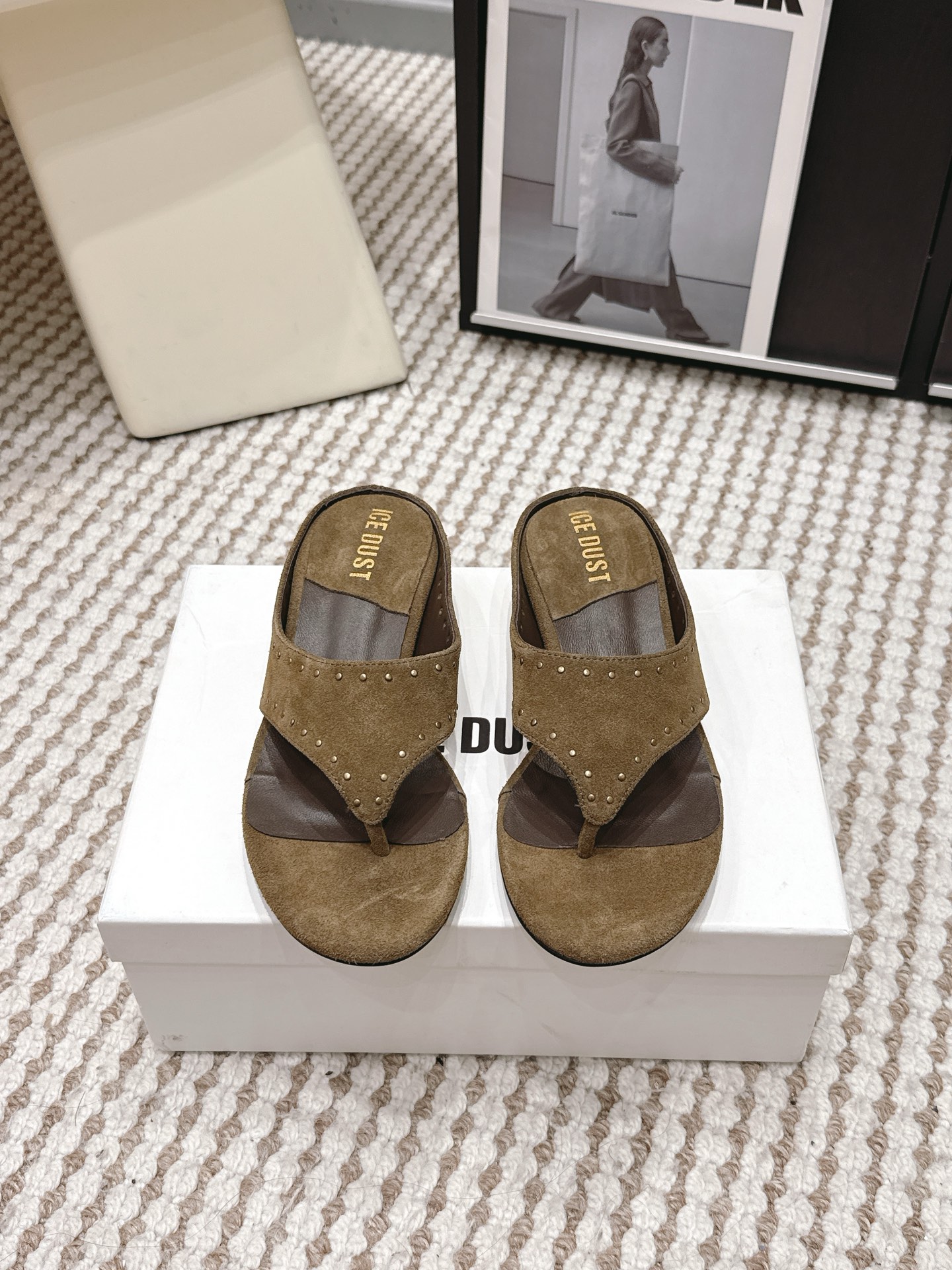 NO:785601,Purchasing agent ICEDUST26 spring and summer petal heel studded flip-flops are a must-have small sandal that increases height in summer. When paired with a skirt, it will make your legs look longer and is versatile and fashionable!  Upper with high satin suede, lining with sheepskin, hand-beaten old rivets, original metal flower heel, outsole with non-slip stitching, size 35-39 (40 customized), split-toe shoes, slippers, skirts, sheepskin19860909代购级 ICEDUST26春夏花瓣跟撞钉夹脚拖鞋 夏季必备增高小凉拖哦,搭配裙子非常的显腿长,百搭时尚！ 鞋面高丝光牛反绒 内里羊皮,手工敲击做旧铆钉,原版金属花朵鞋跟 大底防滑车线大底 码数35-39（40定做）,分趾鞋,slippers,skirts,sheepskin,Women's Shoes