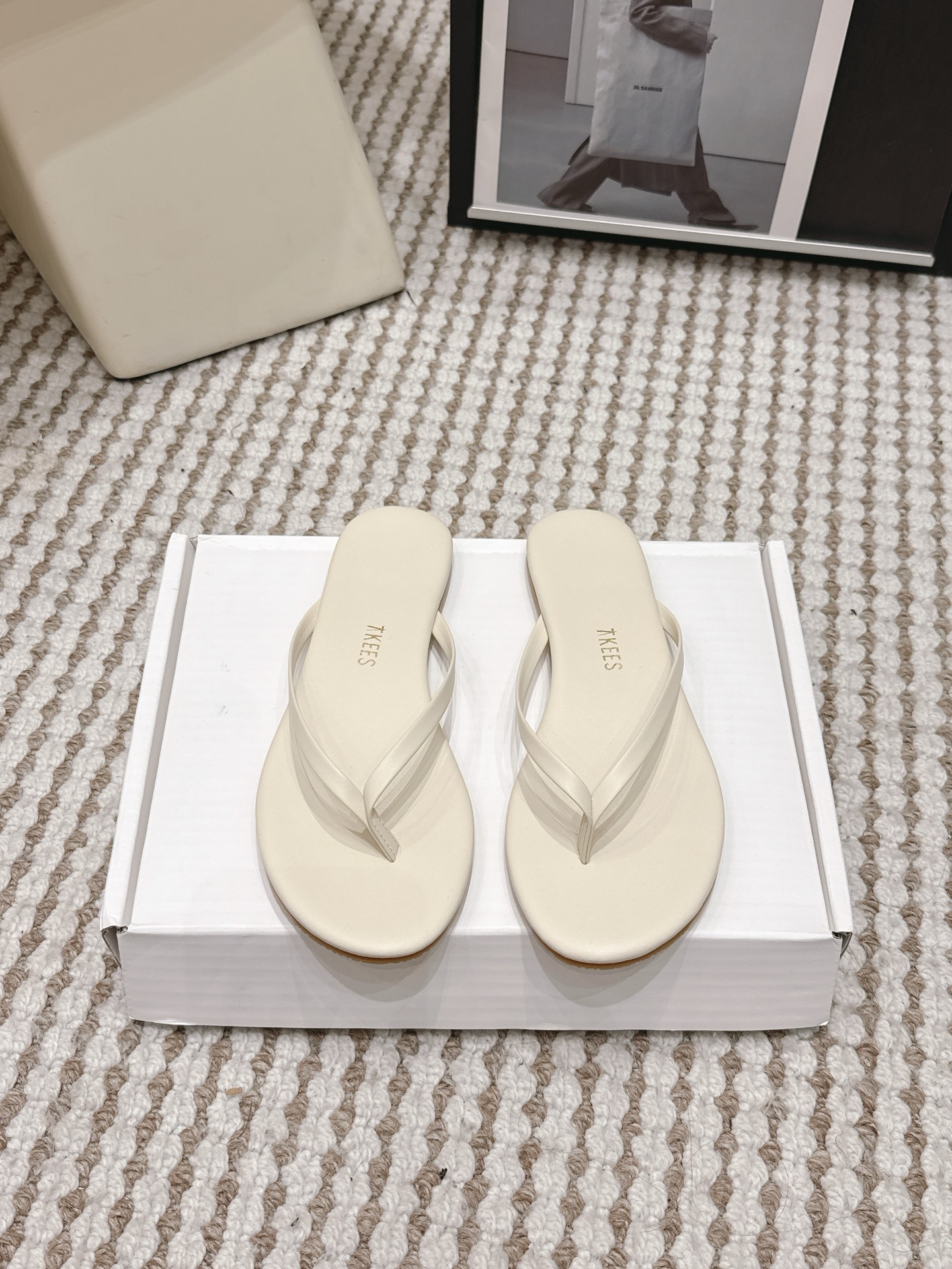 NO:785597,Dongguan purchasing agent, exclusive hot-selling TKEES women's Solids leather flip-flops, very good-looking and very fashionable flip-flops, a must have at this moment. It is highly recommended to purchase the original version and develop it. The size is 35-40 (customized 40 non-returnable), split-toe shoes, sandals19860909东莞代购级 独家爆款TKEES 女士Solids 皮革夹脚凉鞋 巨好看巨时髦的人字拖 此刻必须拥有 强烈推荐原版购入开发 码数35-40（定制40不退换）,分趾鞋,sandals,Women's Shoes
