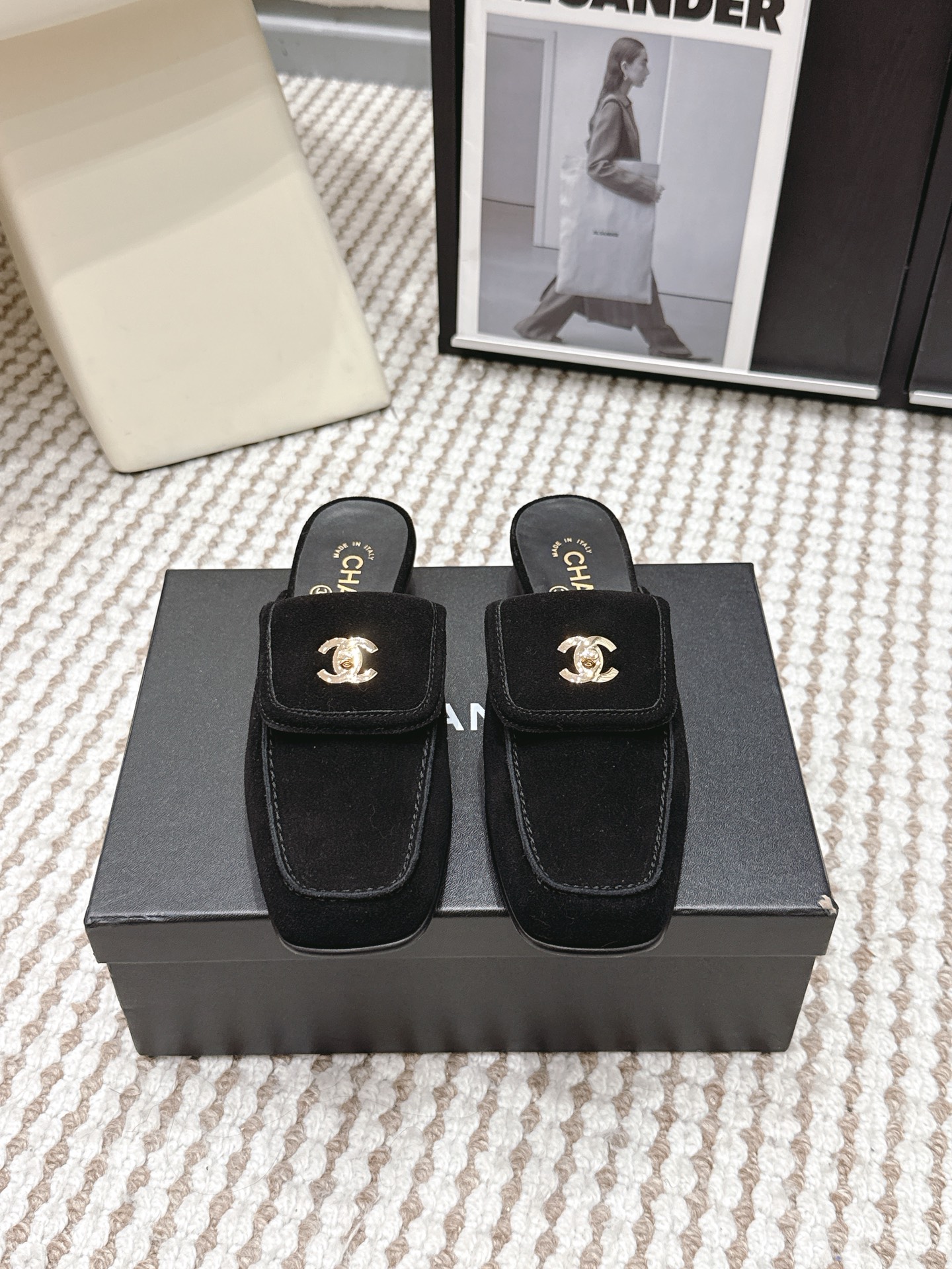 NO:785604,Purchasing agent Chanel Xiaoxiang 26ss spring and summer new arrivals, lazy half-flops, a new design of Xiaoxiang, the upper is decorated with double C hardware, simple and versatile, super beautiful on the feet, no matter how you look at it, the upper is sheepskin/cow suede/sheepkin, the lining is sheepskin, the outsole is Italian genuine leather, Size#35-41 (40 41  Custom-made (non-refundable), semi-trailers, chanel, sheepskin, sheep, Leather soles19860909代购级 Chanel 小香 26ss 春夏新品度假 懒人半拖 小香的一款全新设计 鞋面搭配双C五金装饰 简约百搭上脚超级美的 怎么看都超美 鞋面羊皮/牛反绒/羊京 内里垫脚羊皮 大底意大利真皮大底 Size#35-41（40 41 订做不退换）,半拖,chanel,sheepskin,sheep,Leather soles,Women's Shoes