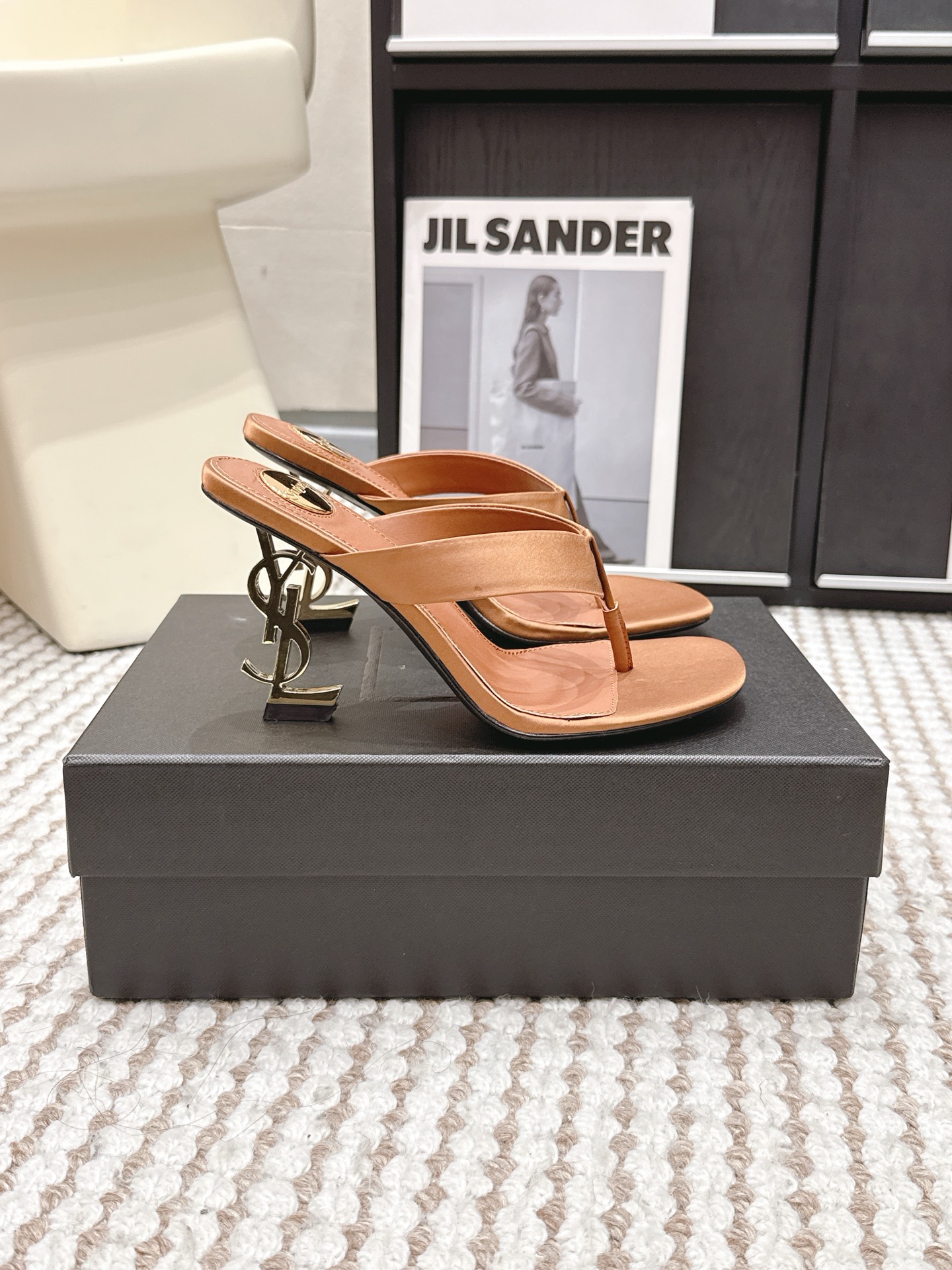 Сандалии Saint Laurent с золотым логотипом